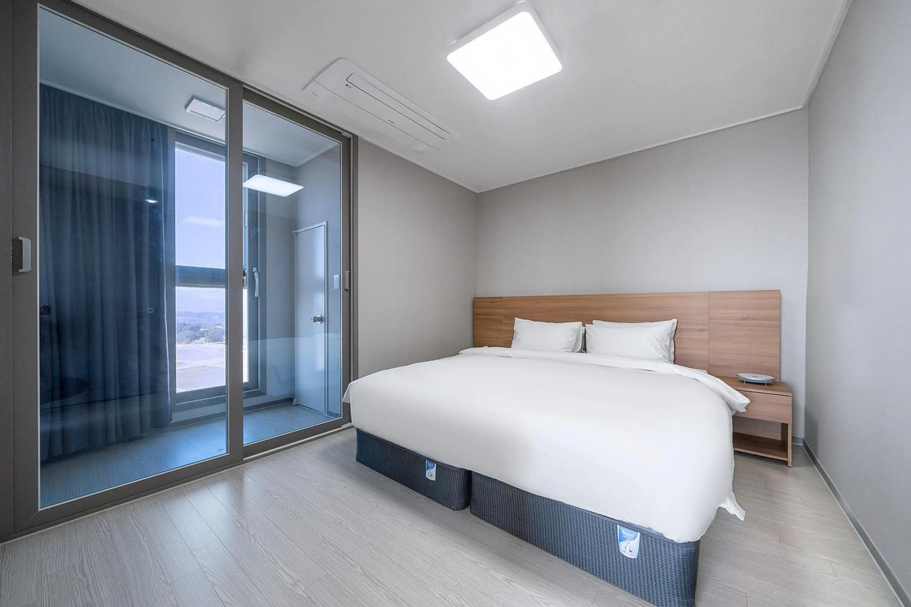 Bedroom, Bed in Gangneung Chonpines Ocean Suites Hotel