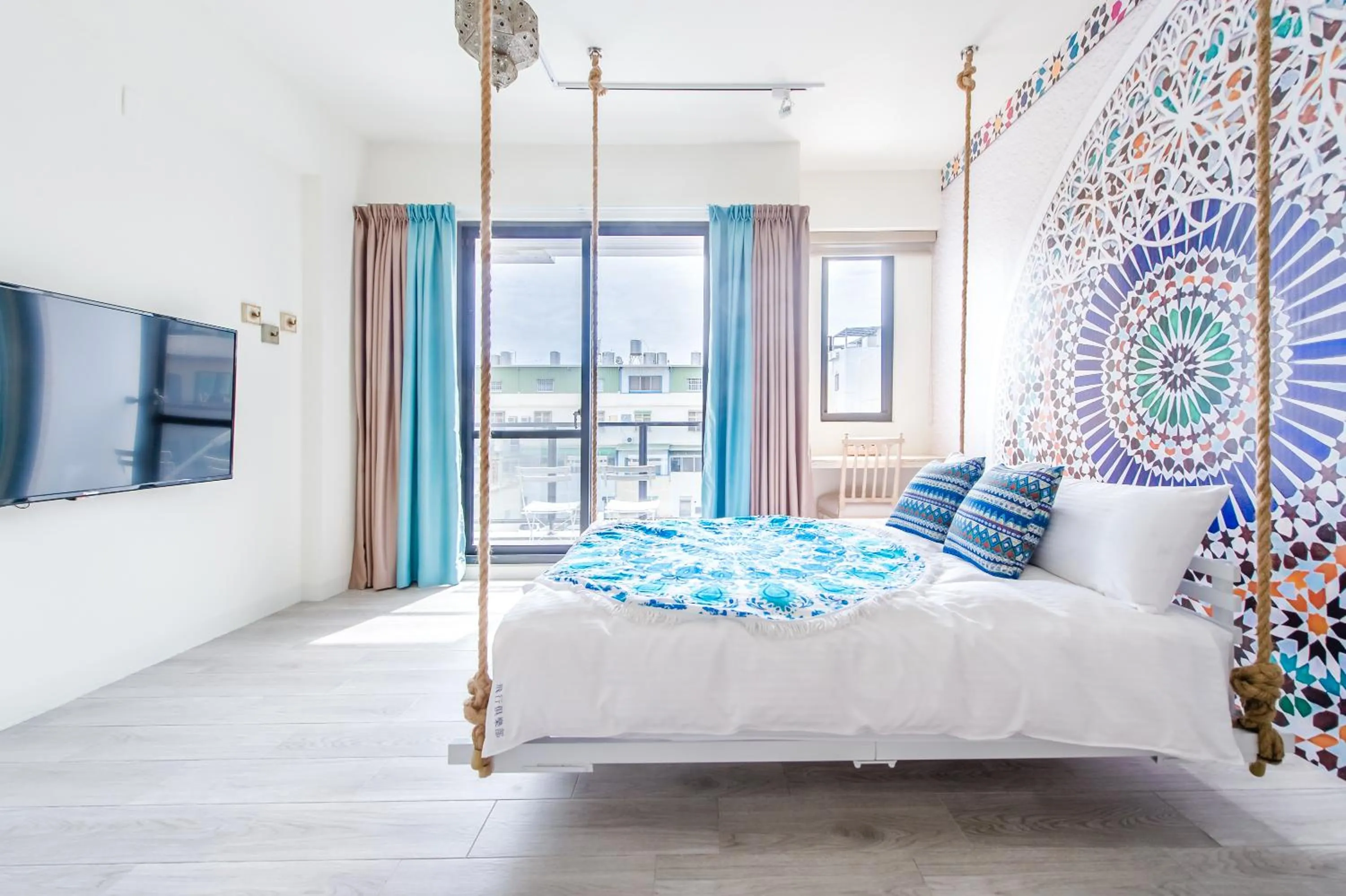 Photo of the whole room, Bed in Flying Club