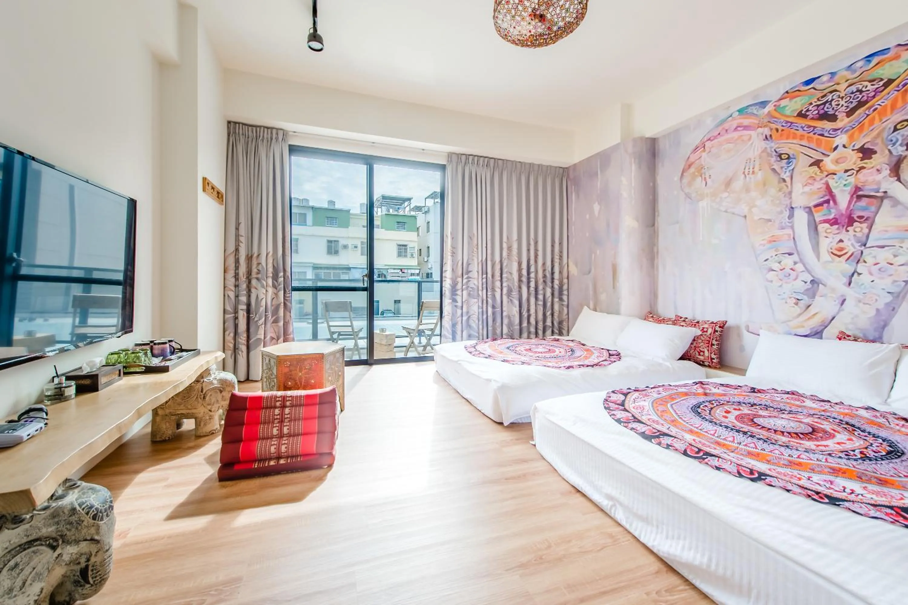 Photo of the whole room, Bed in Flying Club