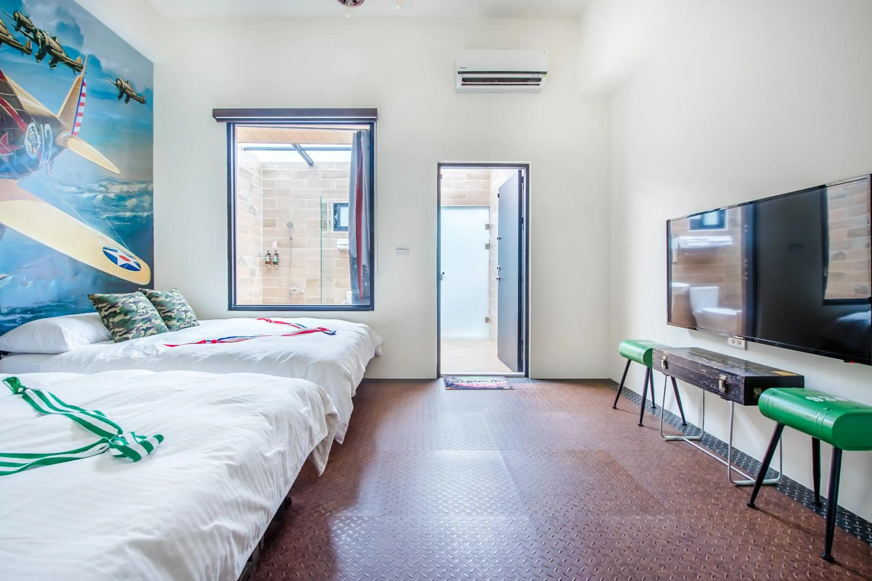 Photo of the whole room, Bed in Flying Club