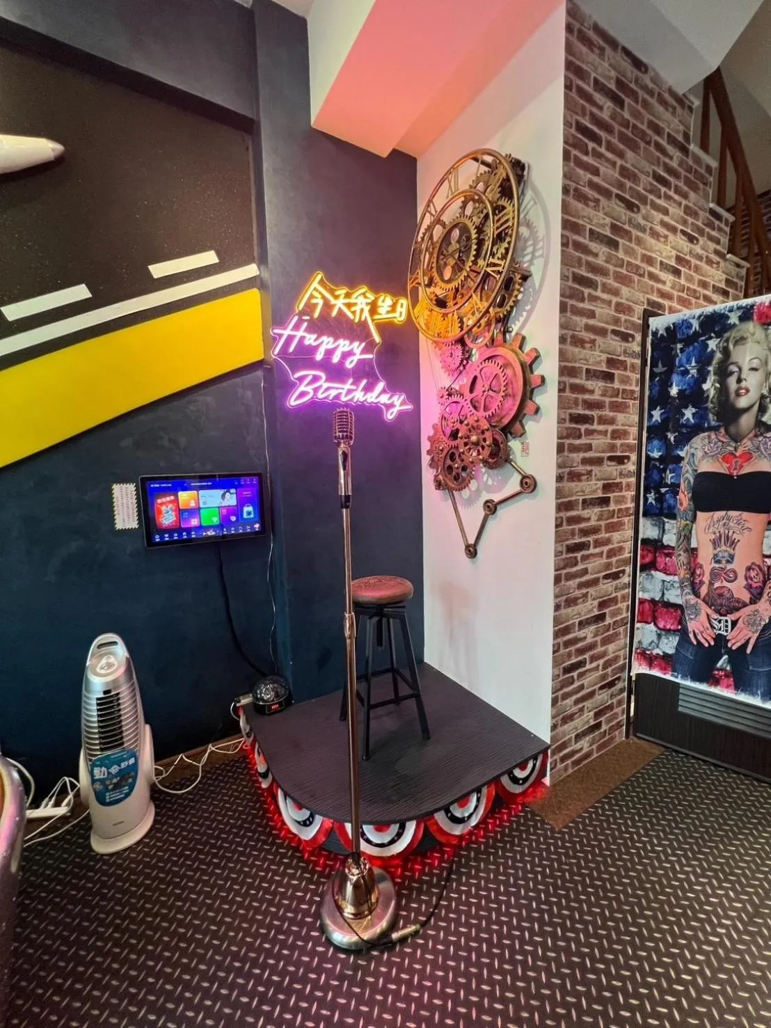 Communal lounge/ TV room in Flying Club