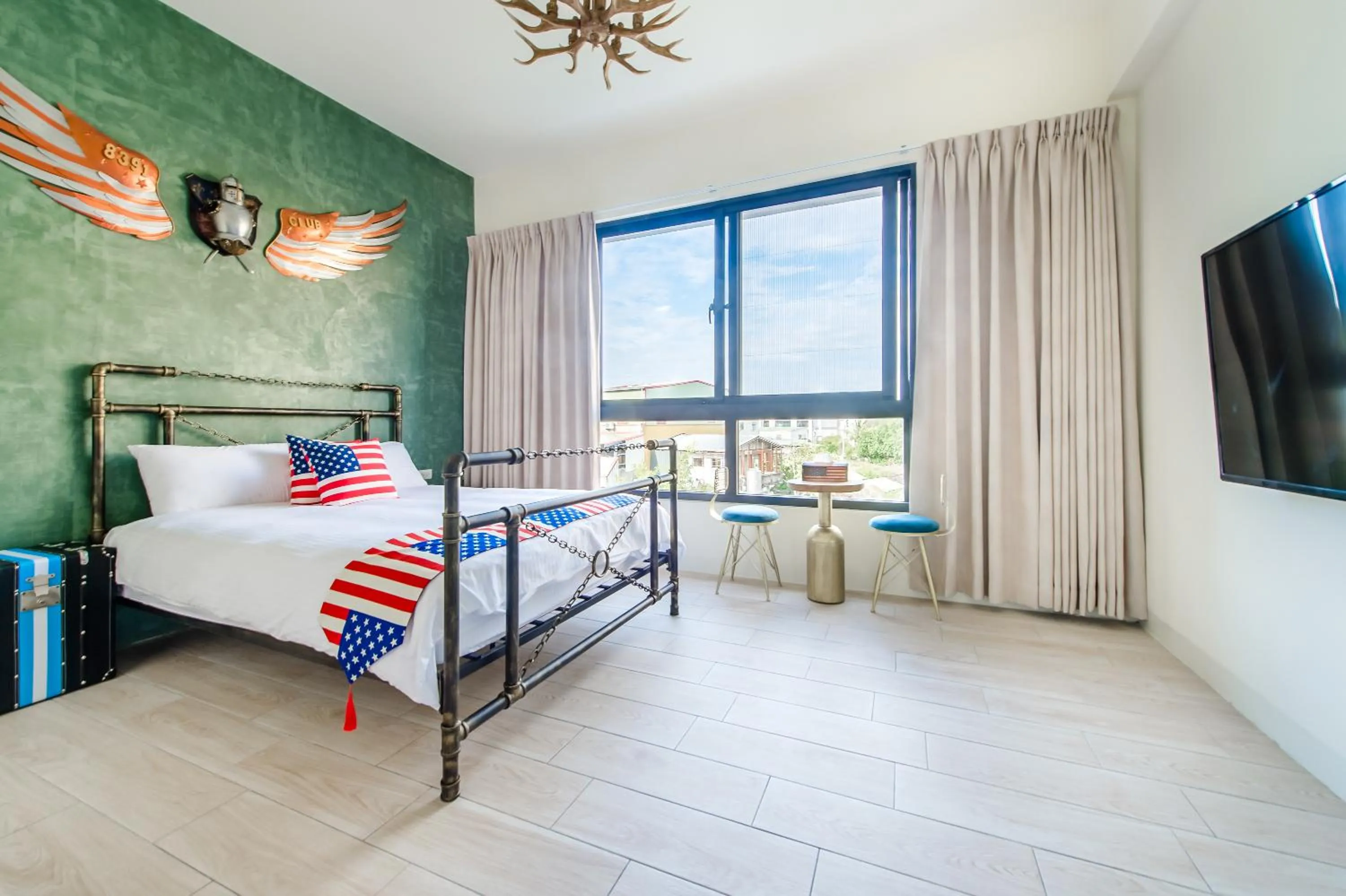 Photo of the whole room, Bed in Flying Club