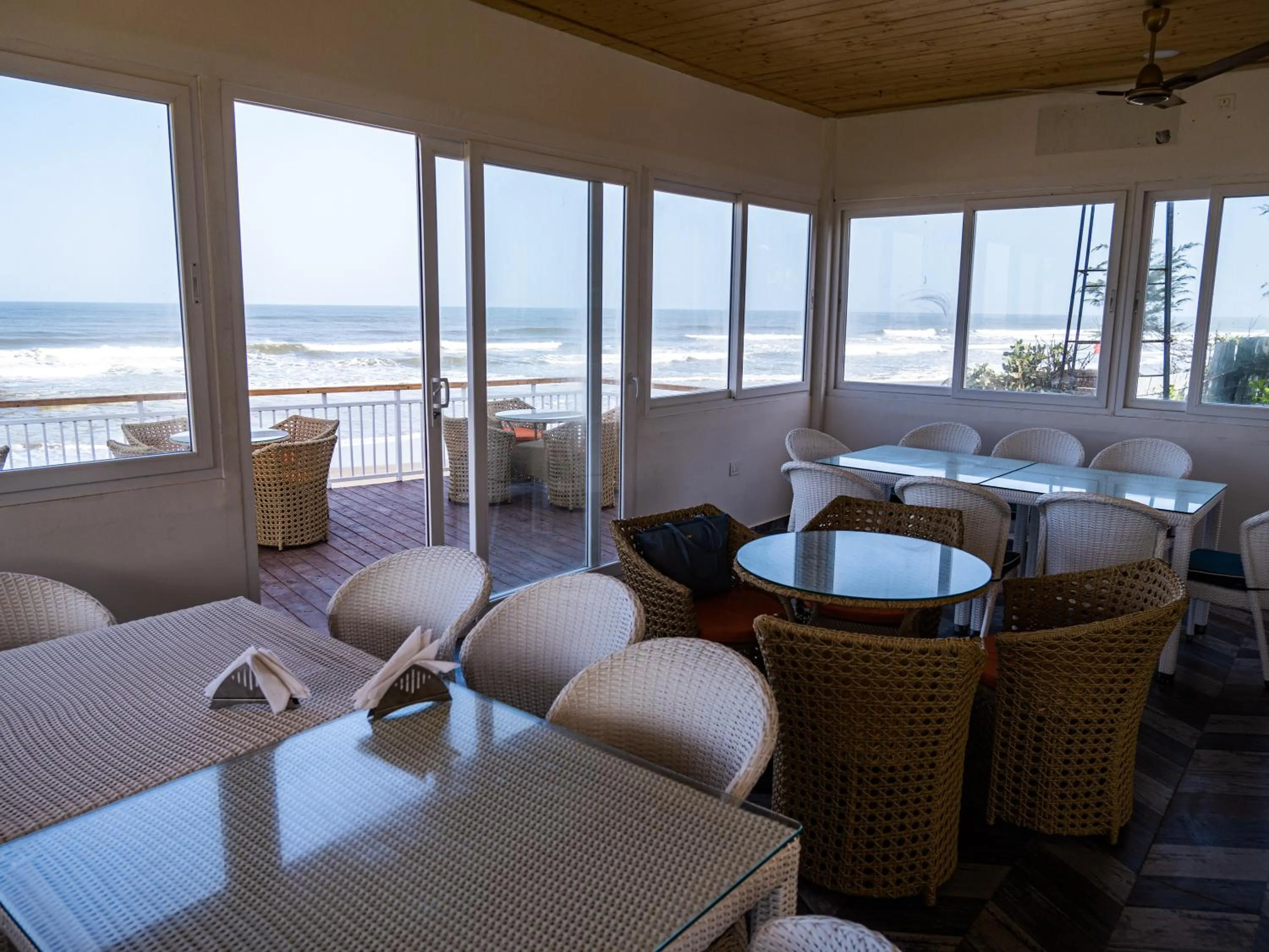 Restaurant/places to eat in Maargit Beach Resort