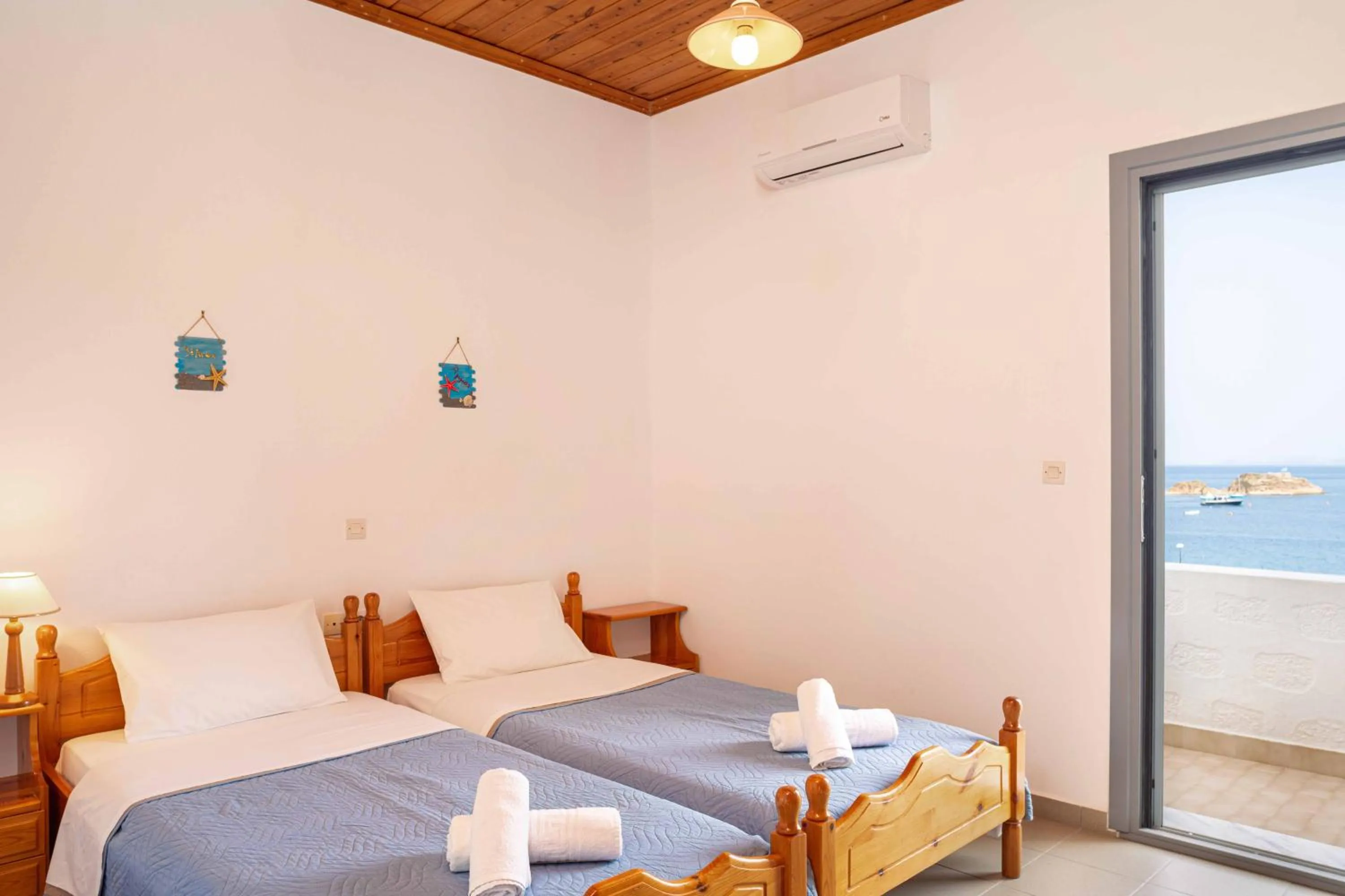 Photo of the whole room, Bed in Apolafsis Studios