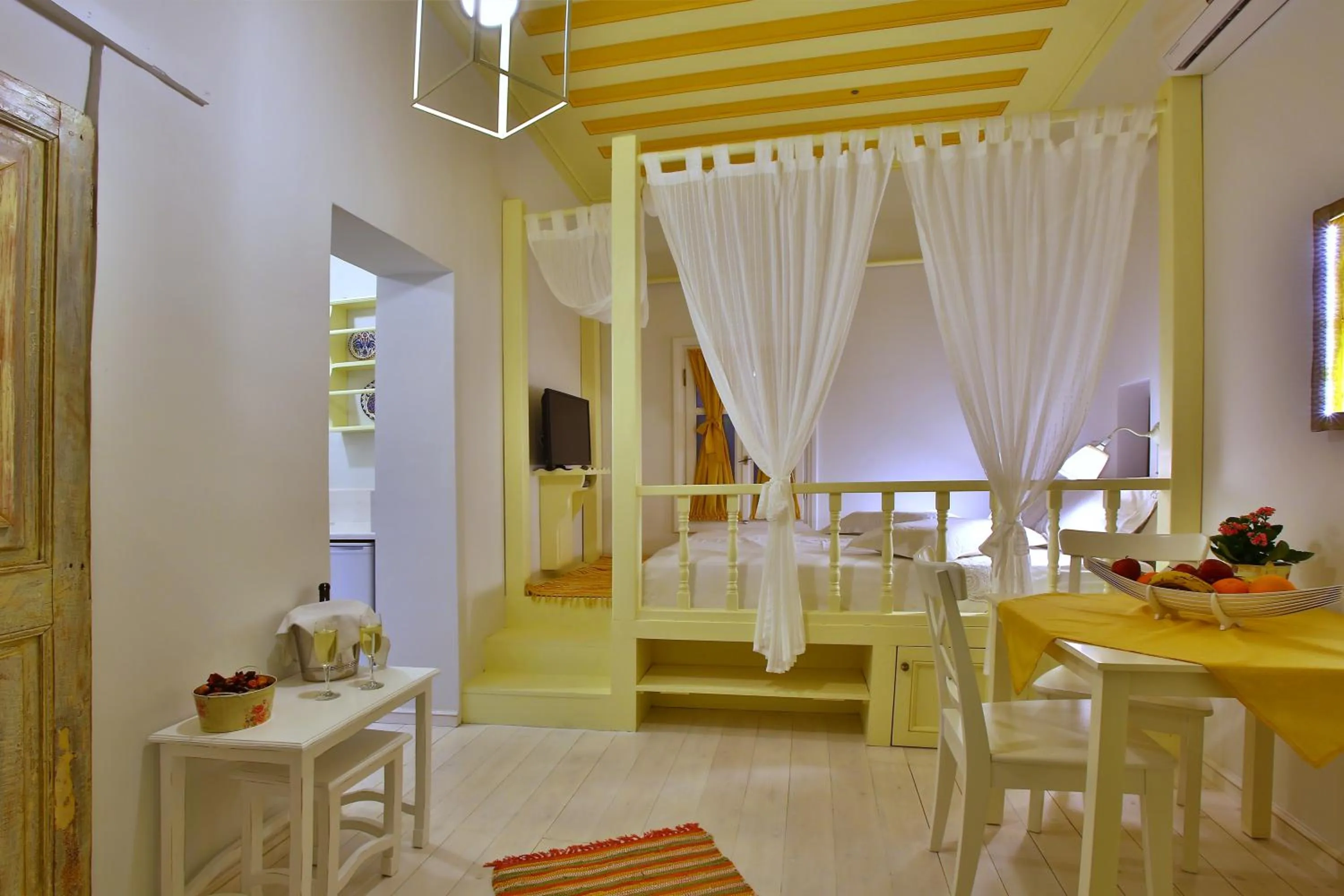 Photo of the whole room, Bed in Efchi 1904