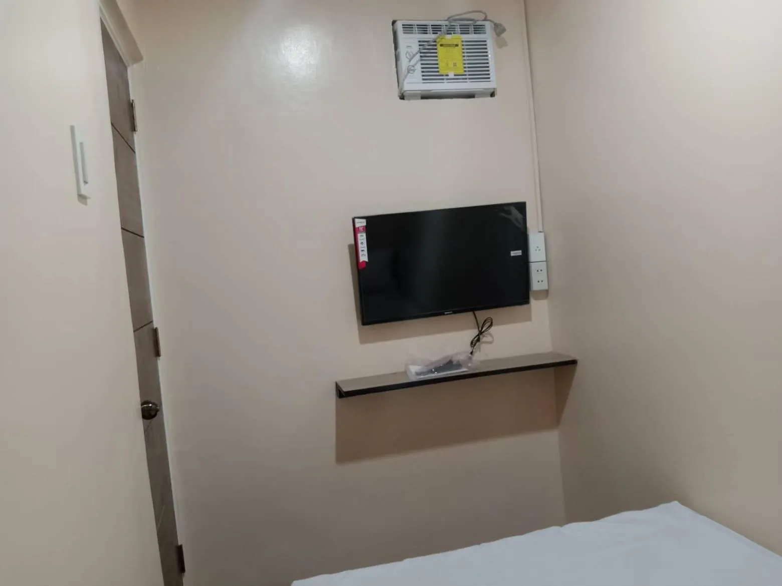 TV and multimedia, Bed in RedDoorz @ JJ & KAYE APARTMENT