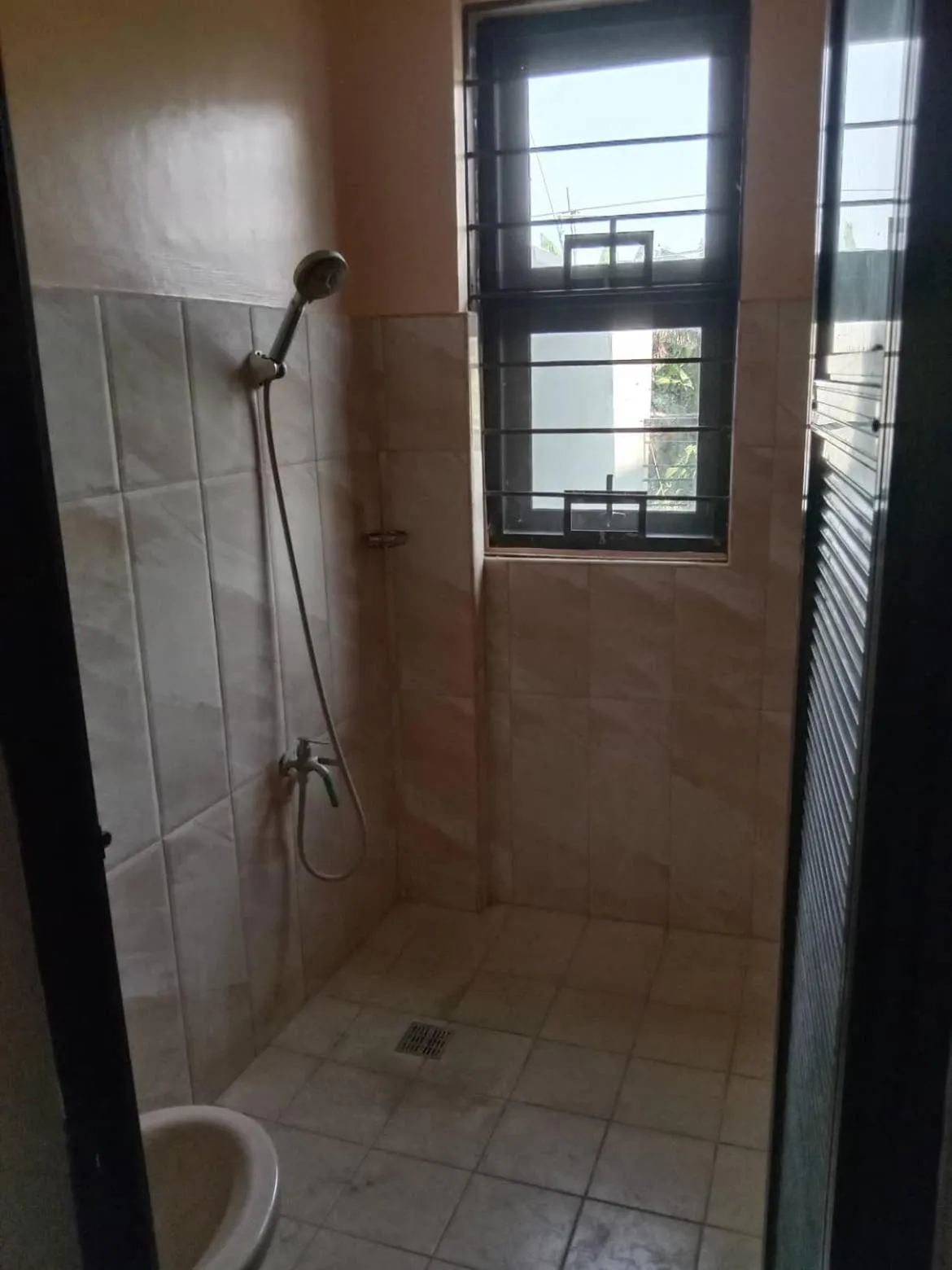 Shower in RedDoorz @ JJ & KAYE APARTMENT