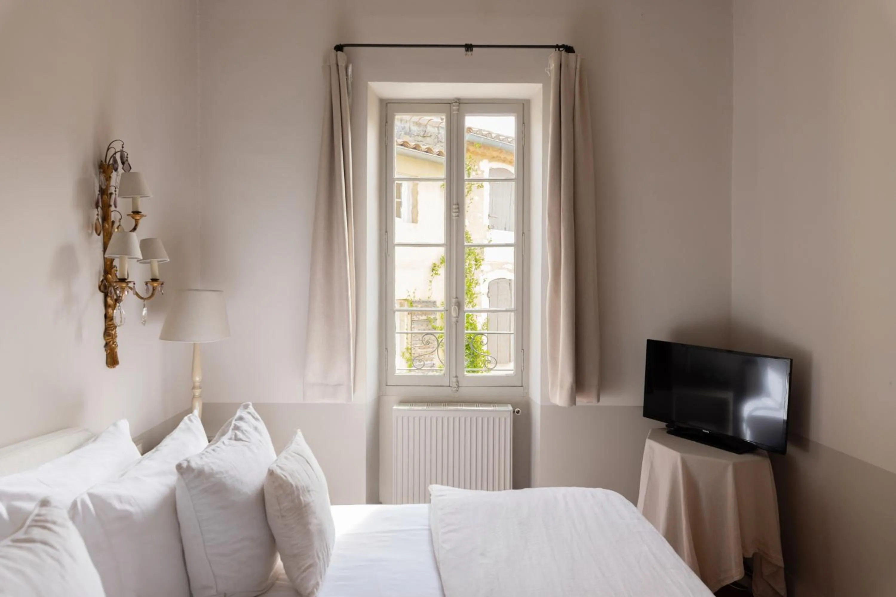 Photo of the whole room, Bed in La Maison du Village