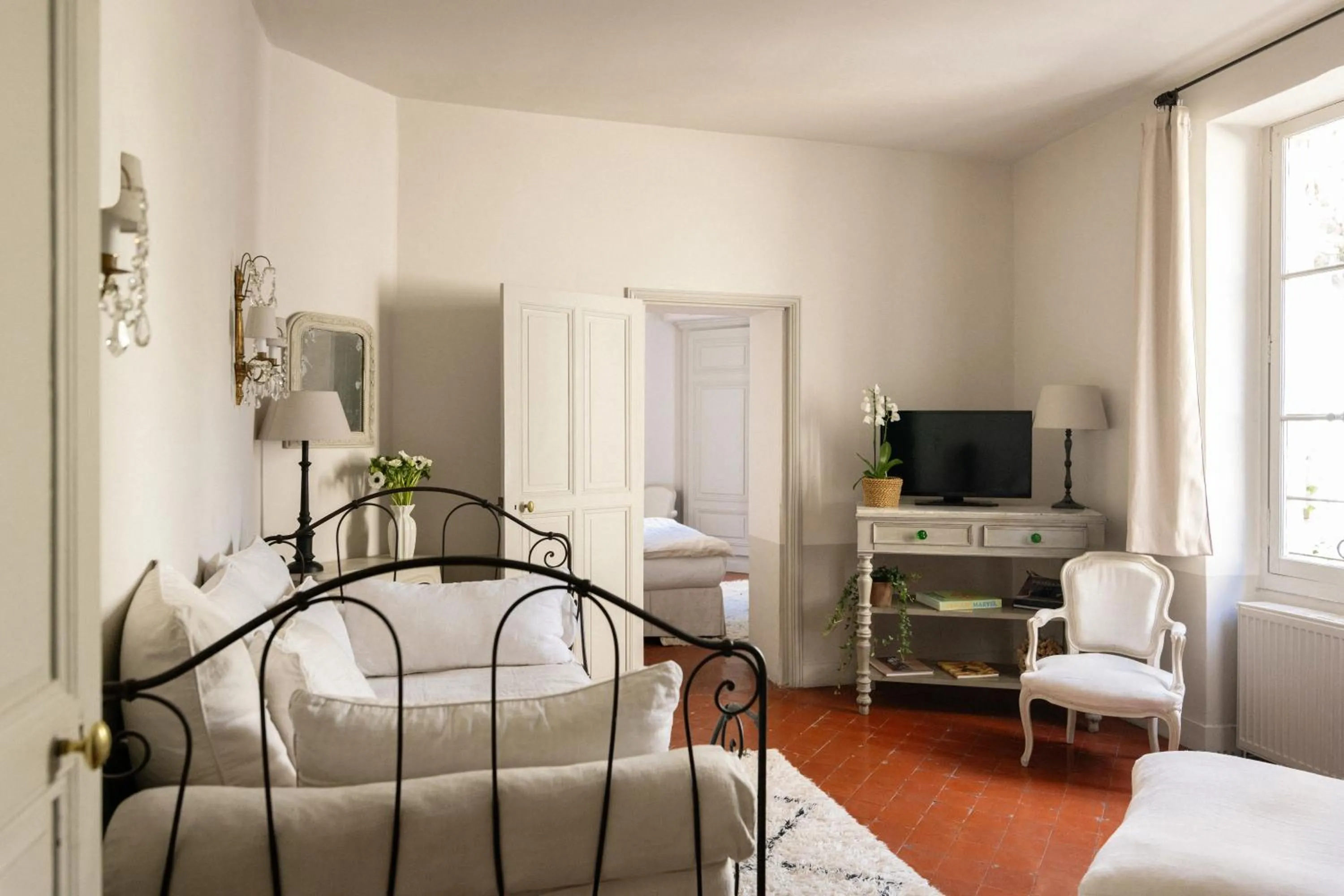 Living room, Bed in La Maison du Village