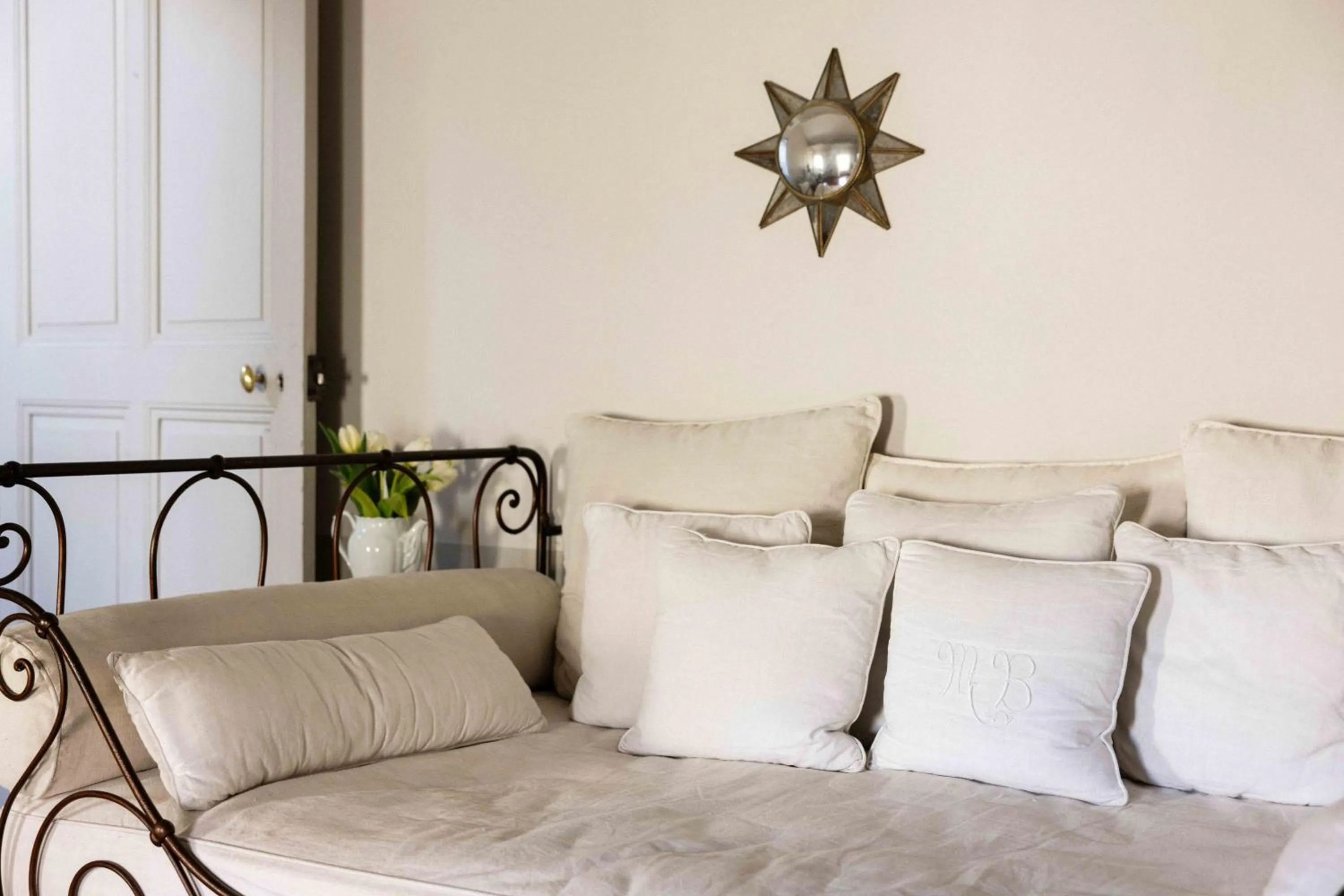Living room, Bed in La Maison du Village