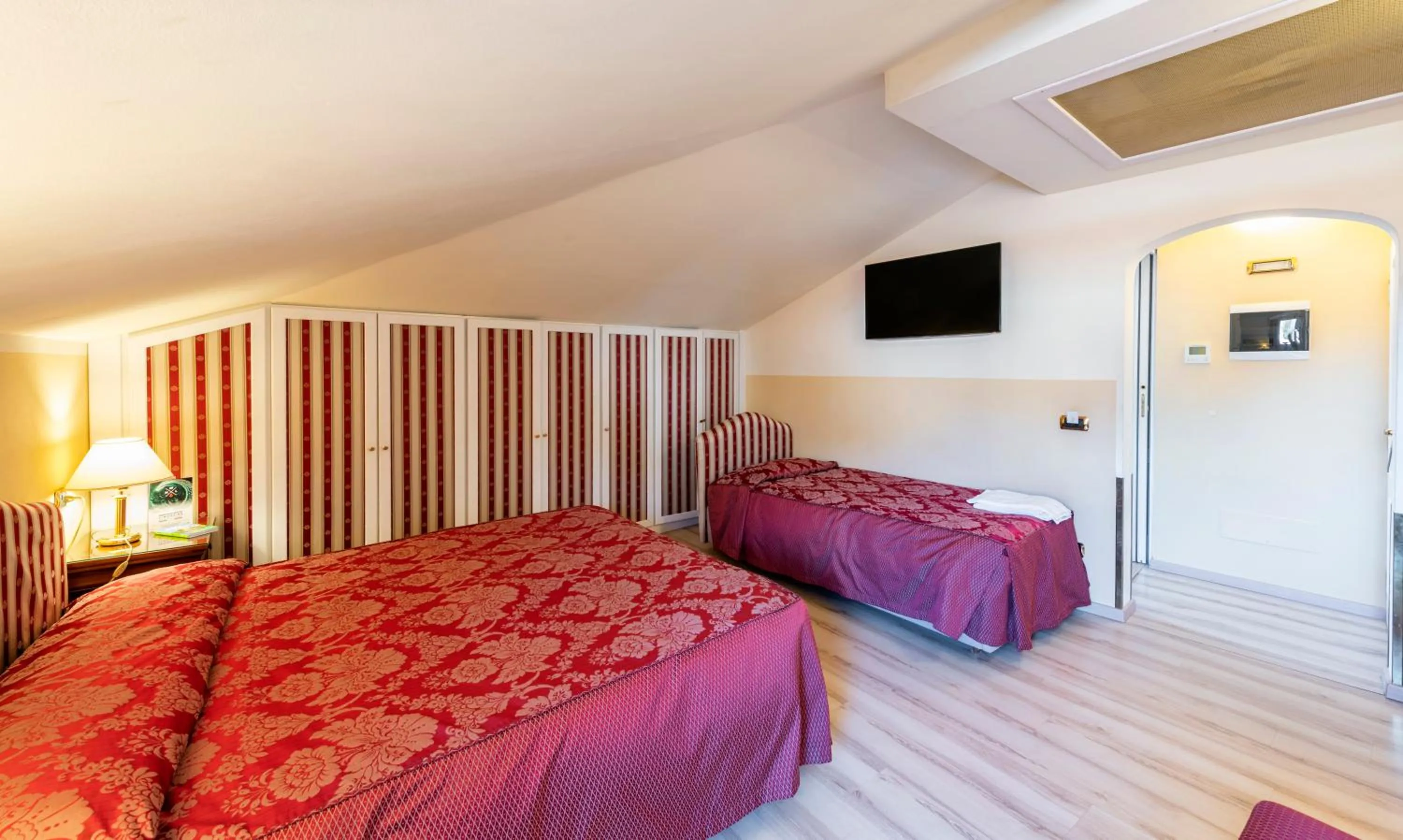 Photo of the whole room, Bed in La Dependance