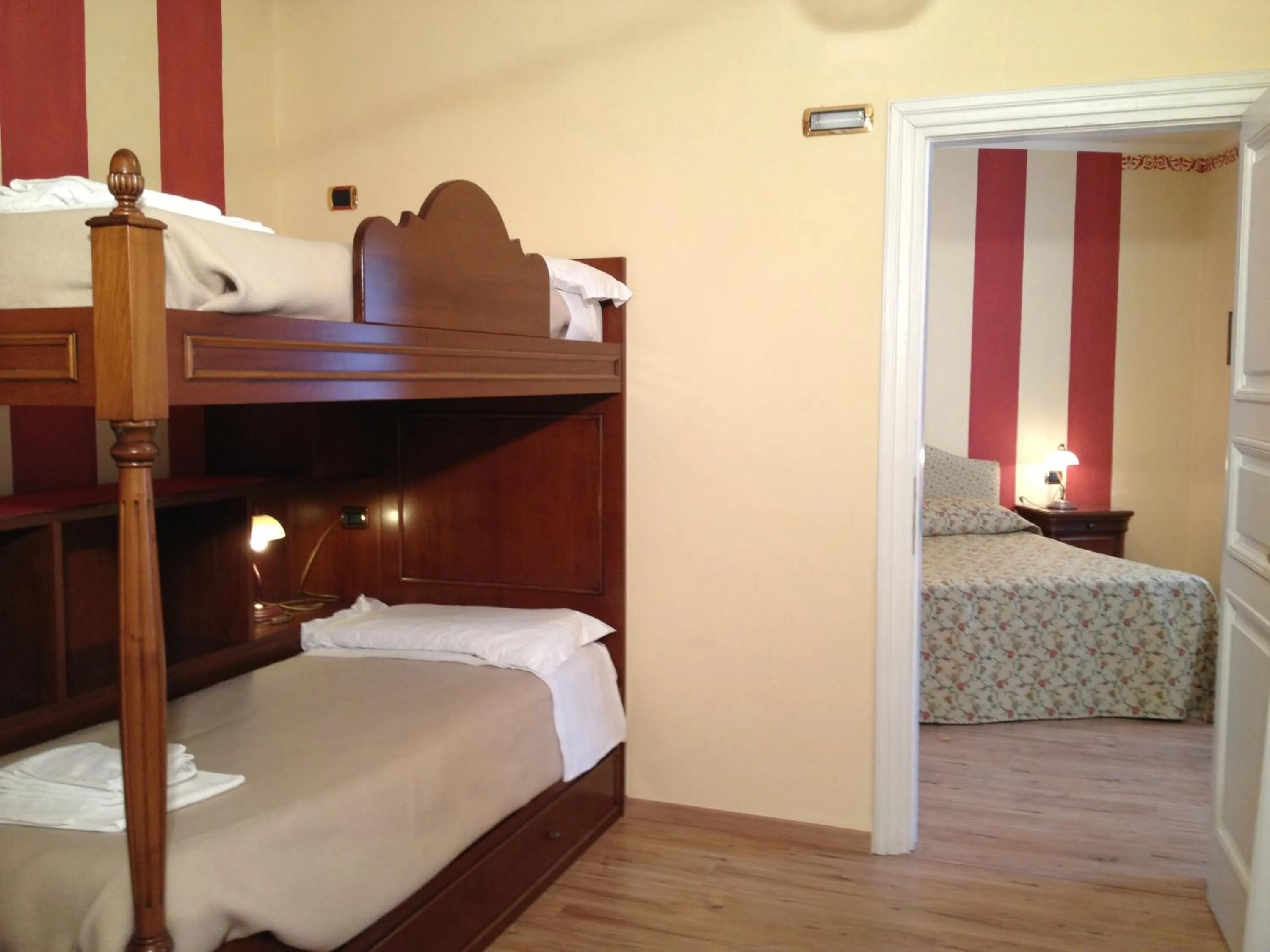 bunk bed, Bed in La Dependance