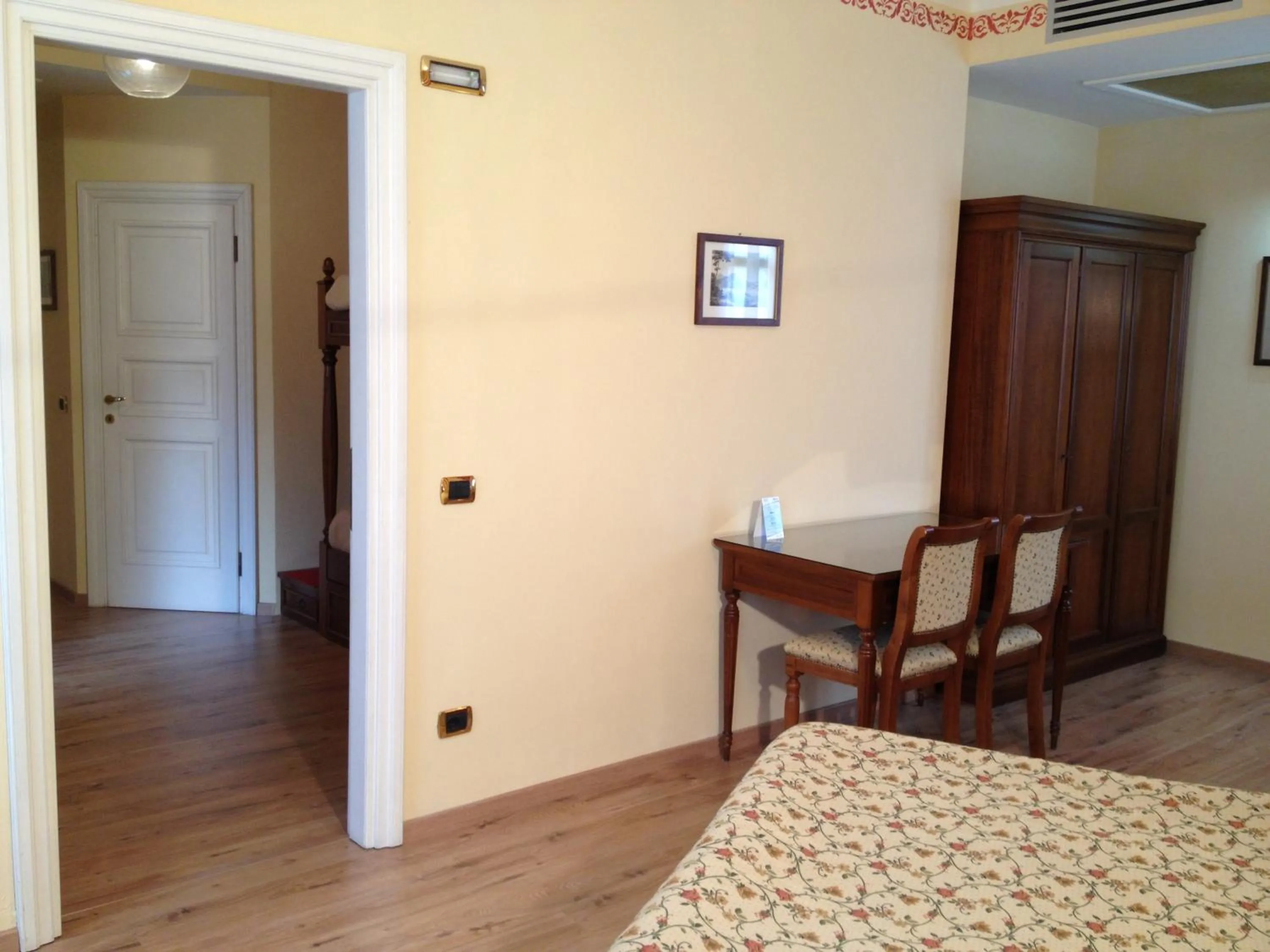 Decorative detail in La Dependance