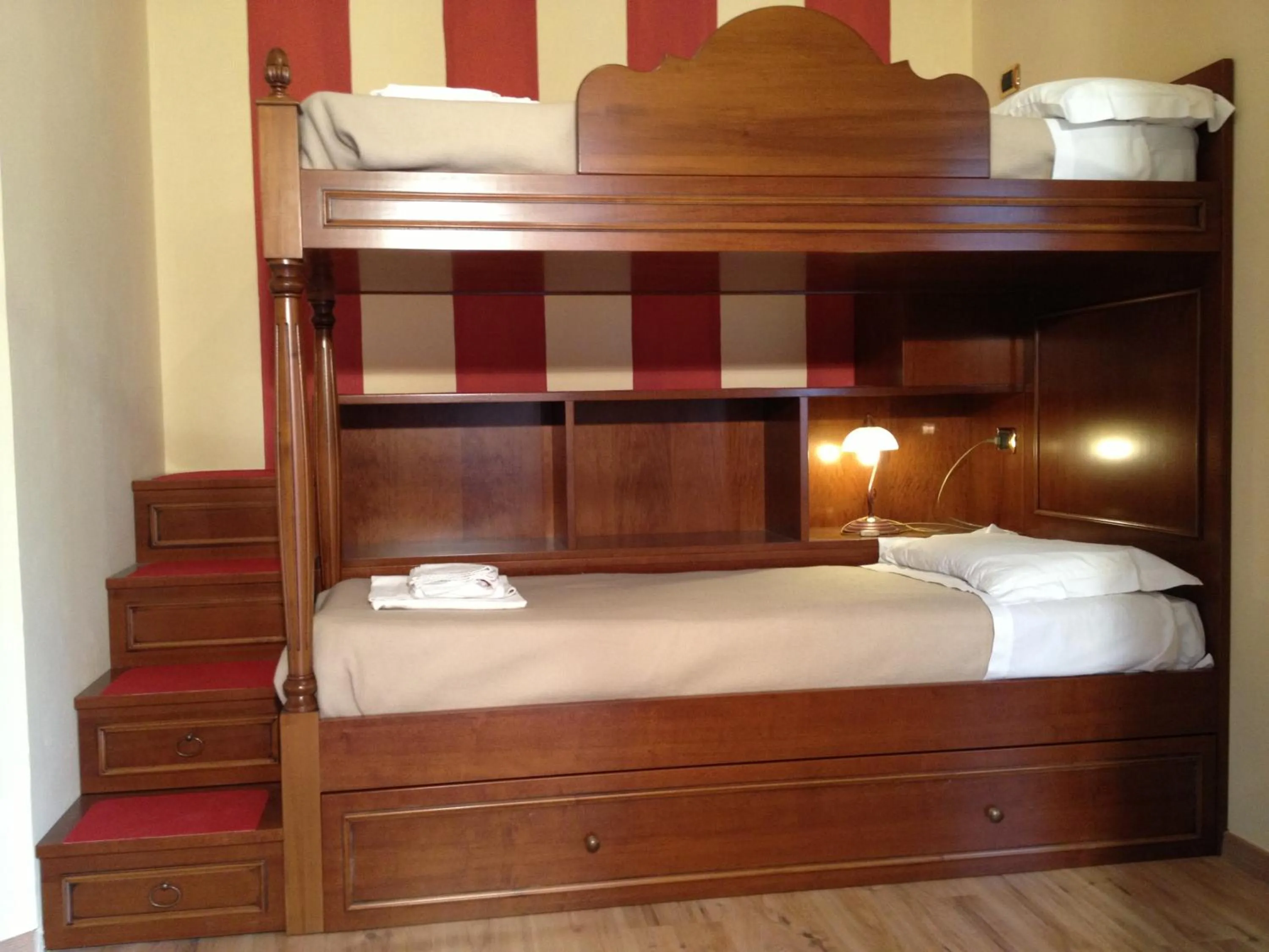 bunk bed, Bed in La Dependance