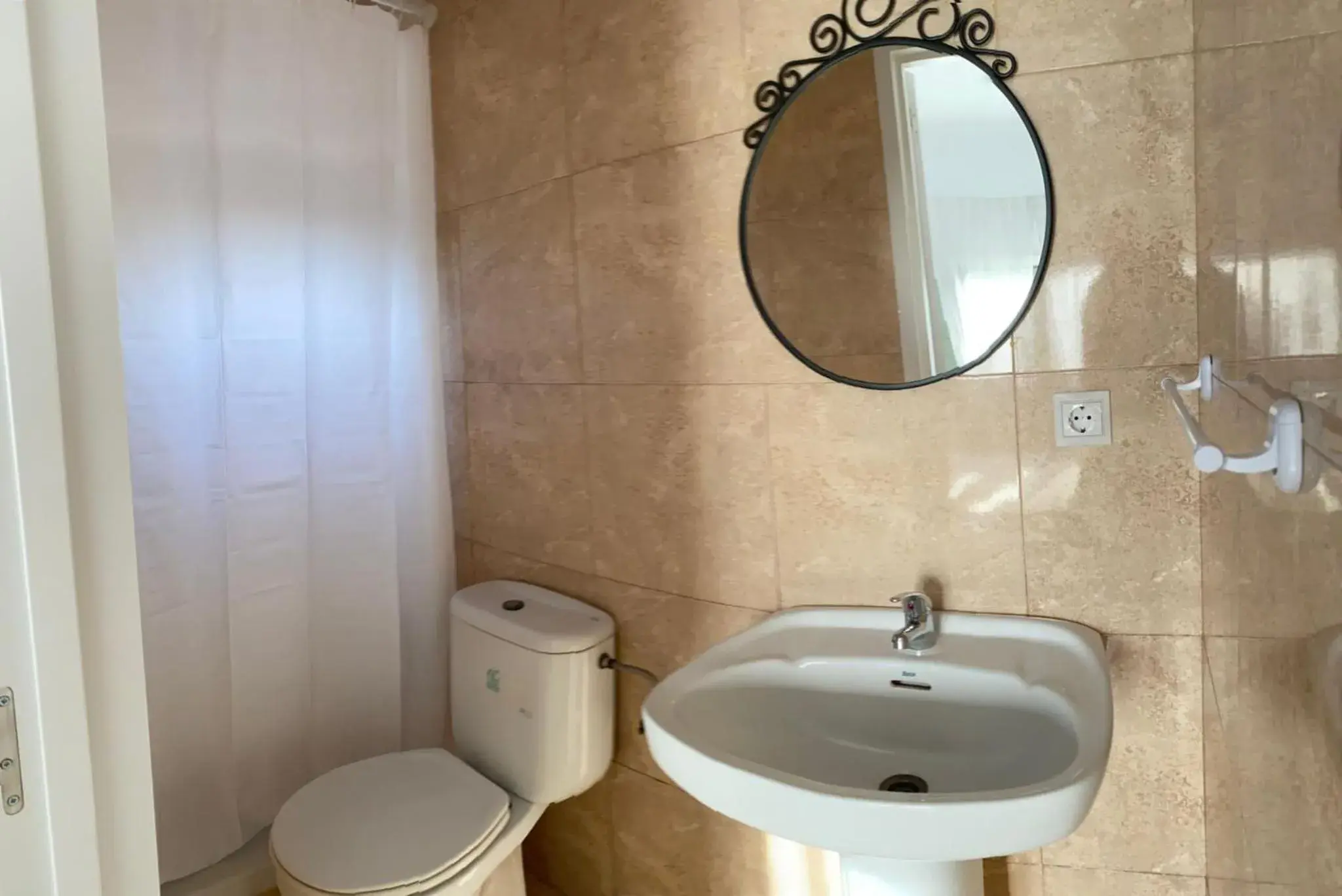 Double Room in Hostal Residencia Alma Double Room in Hostal Residencia Alma