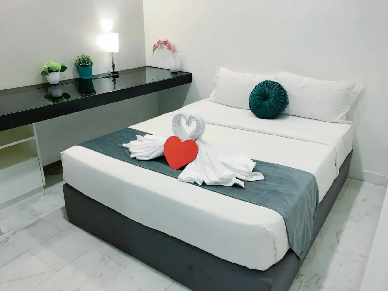 Bed in Platinum Suites Klcc by Star Residence