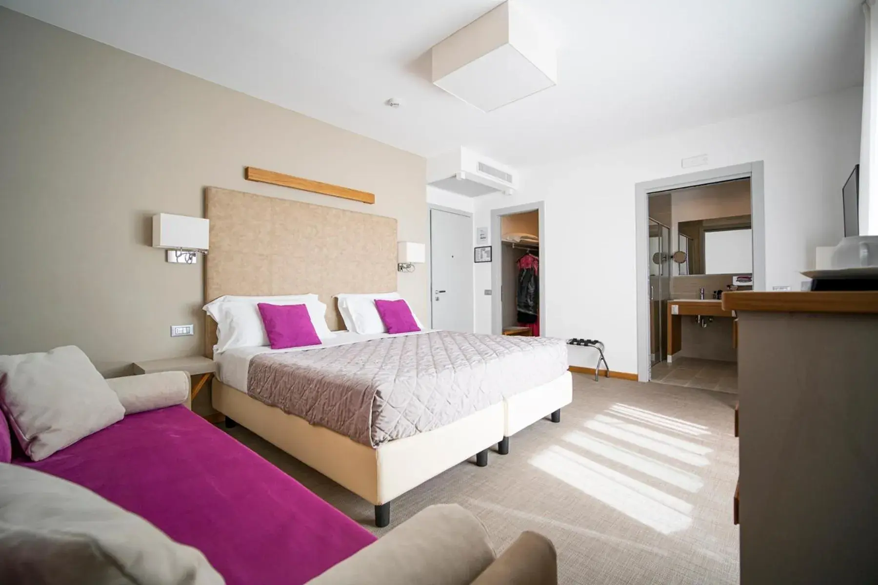 Bedroom, Bed in Hotel Le Soleil Bedroom, Bed in Hotel Le Soleil