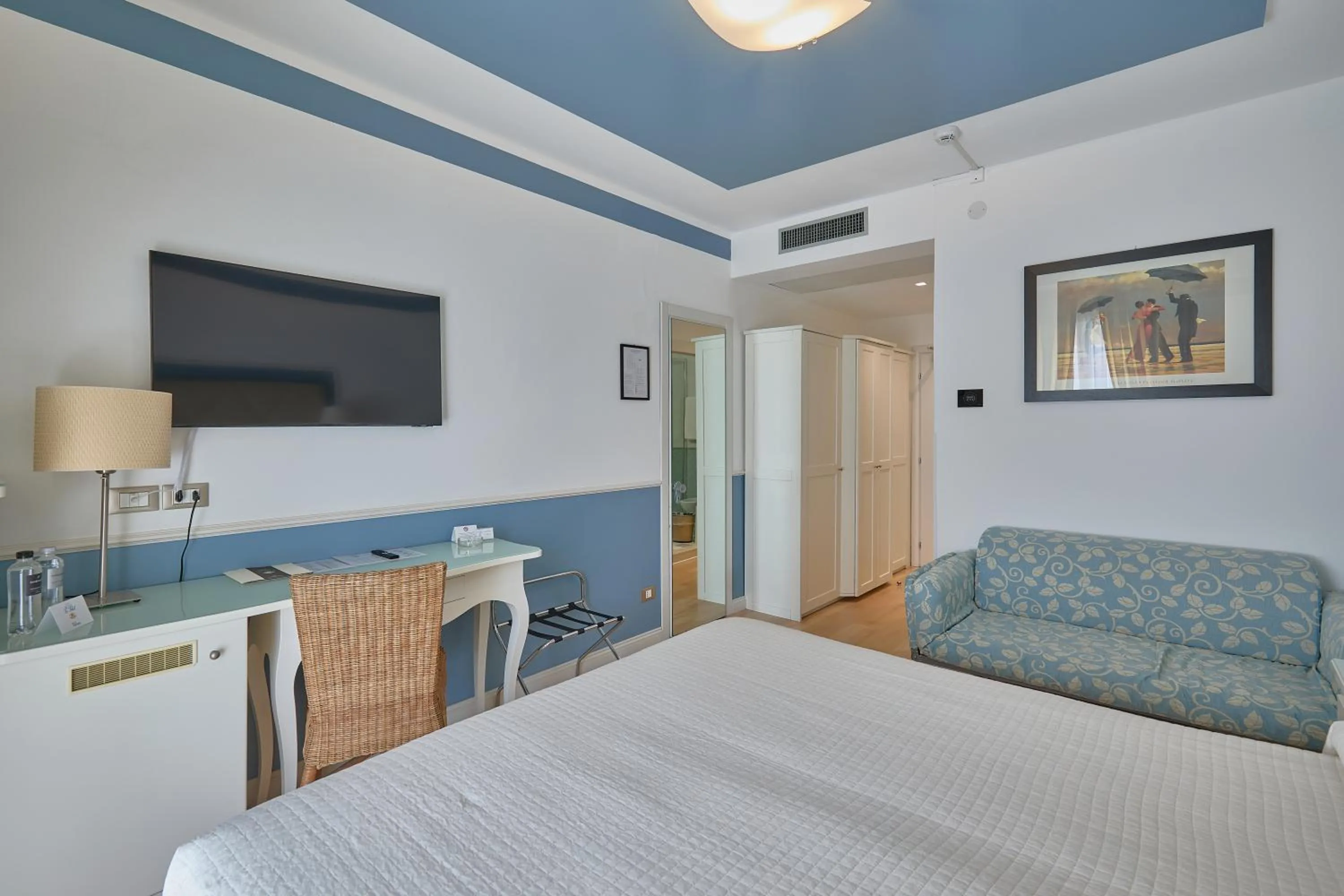 TV and multimedia, Bed in Hotel Le Soleil