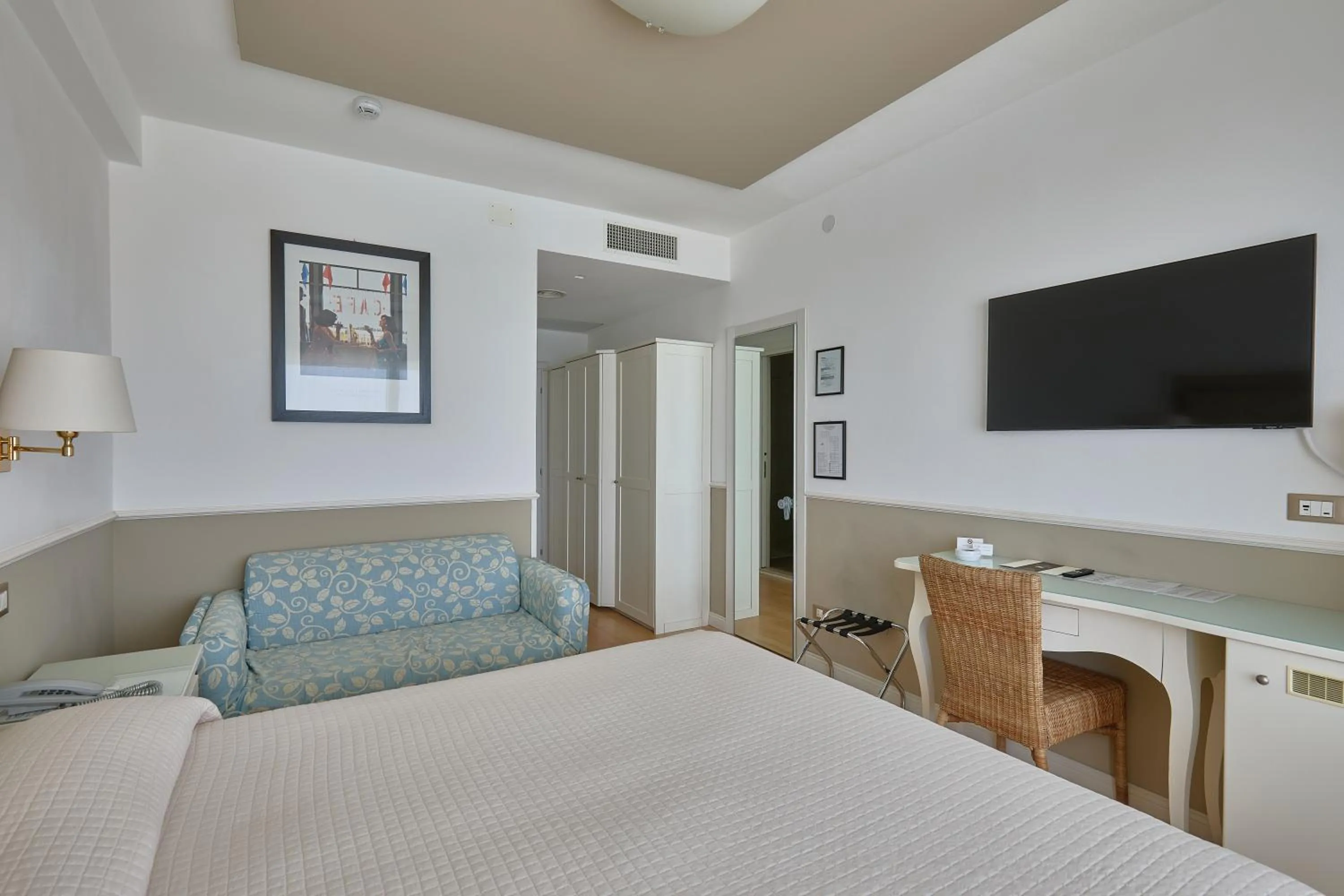 TV and multimedia, Bed in Hotel Le Soleil