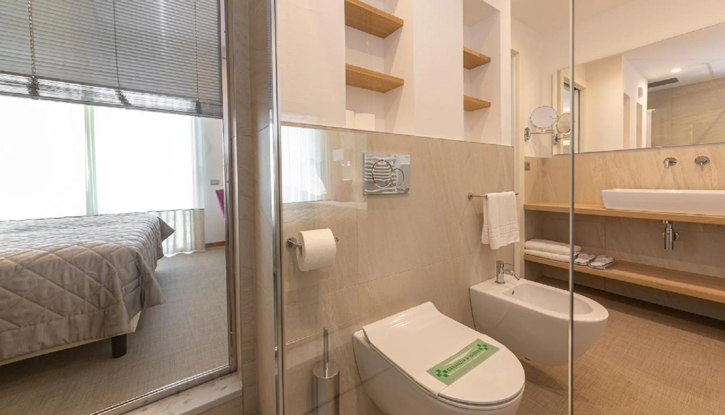 Bathroom, Bed in Hotel Le Soleil