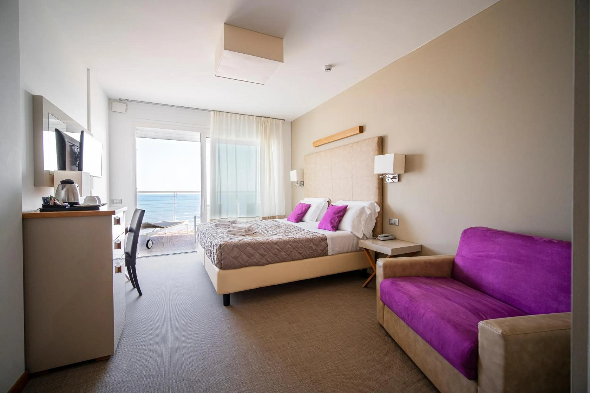 Bedroom, Bed in Hotel Le Soleil