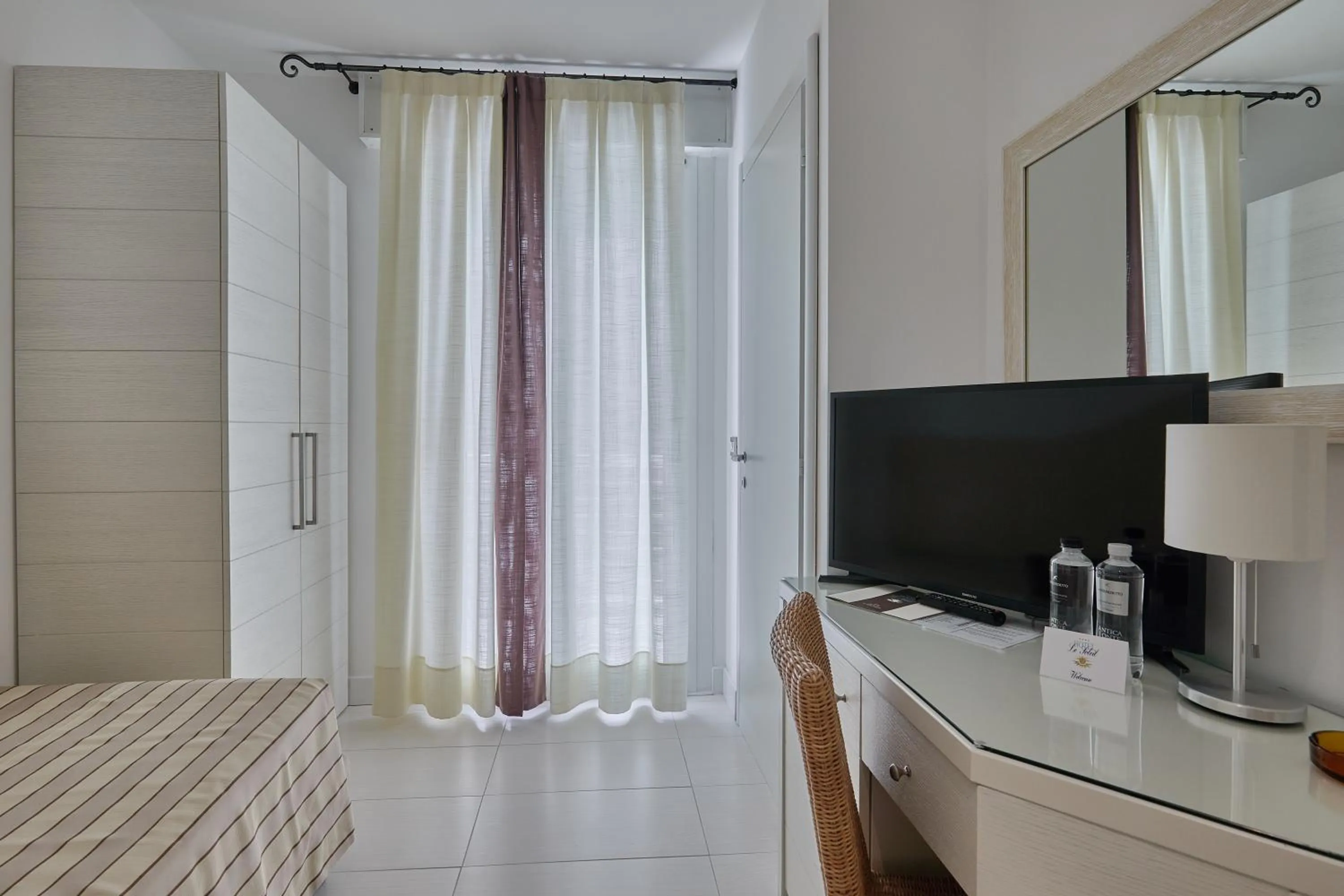 TV and multimedia, Bed in Hotel Le Soleil