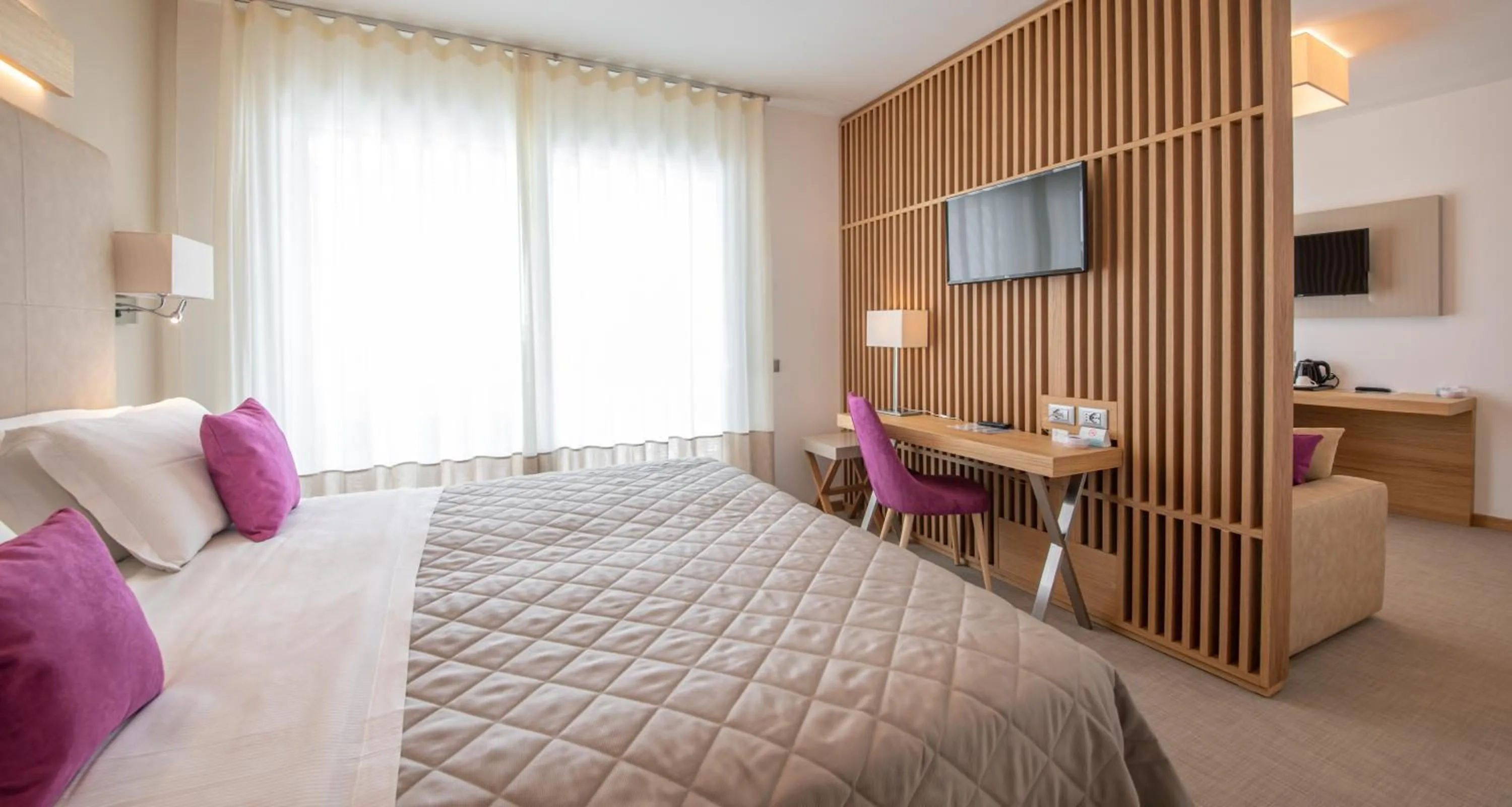 TV and multimedia, Bed in Hotel Le Soleil