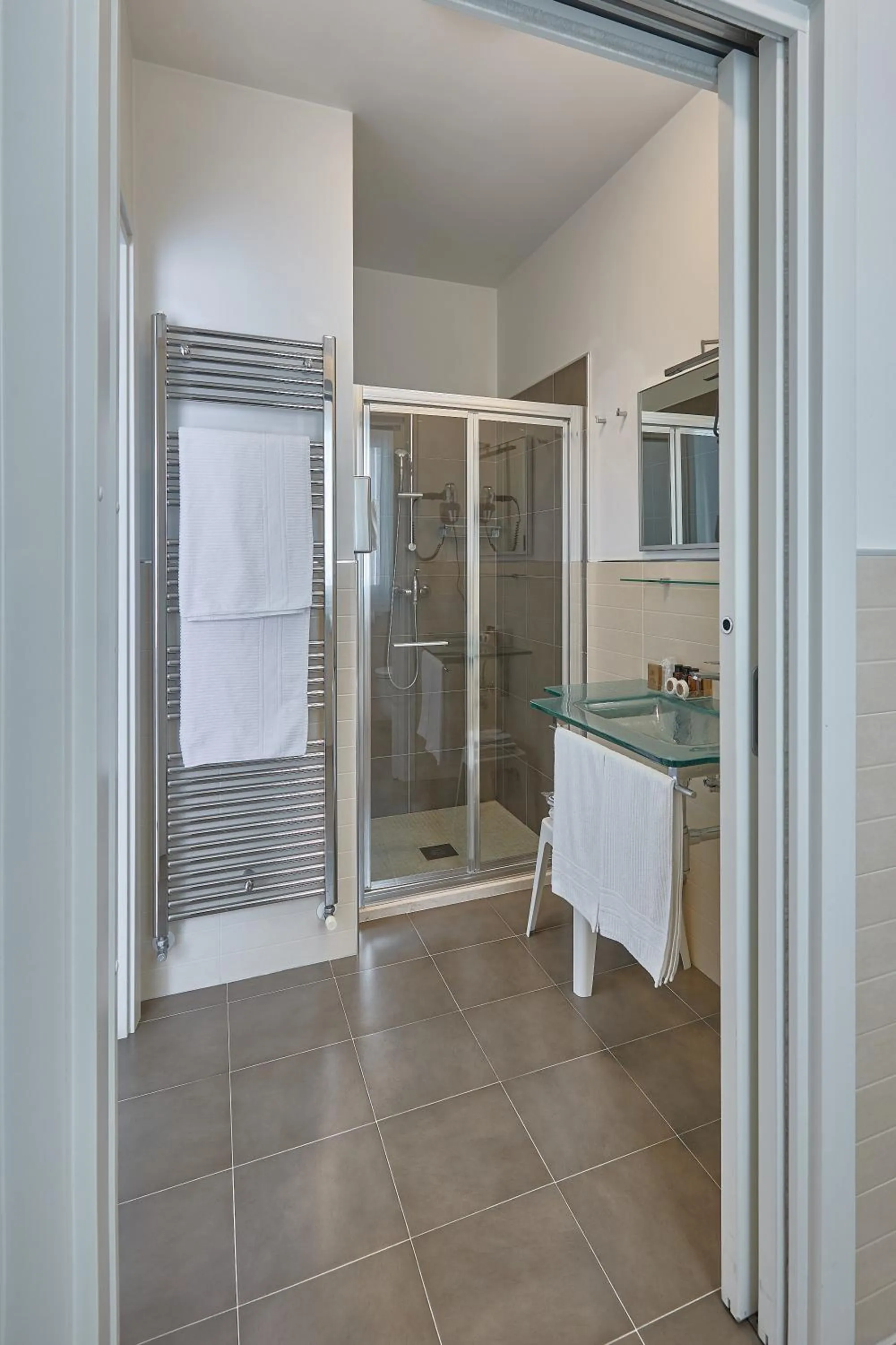 Shower in Hotel Le Soleil