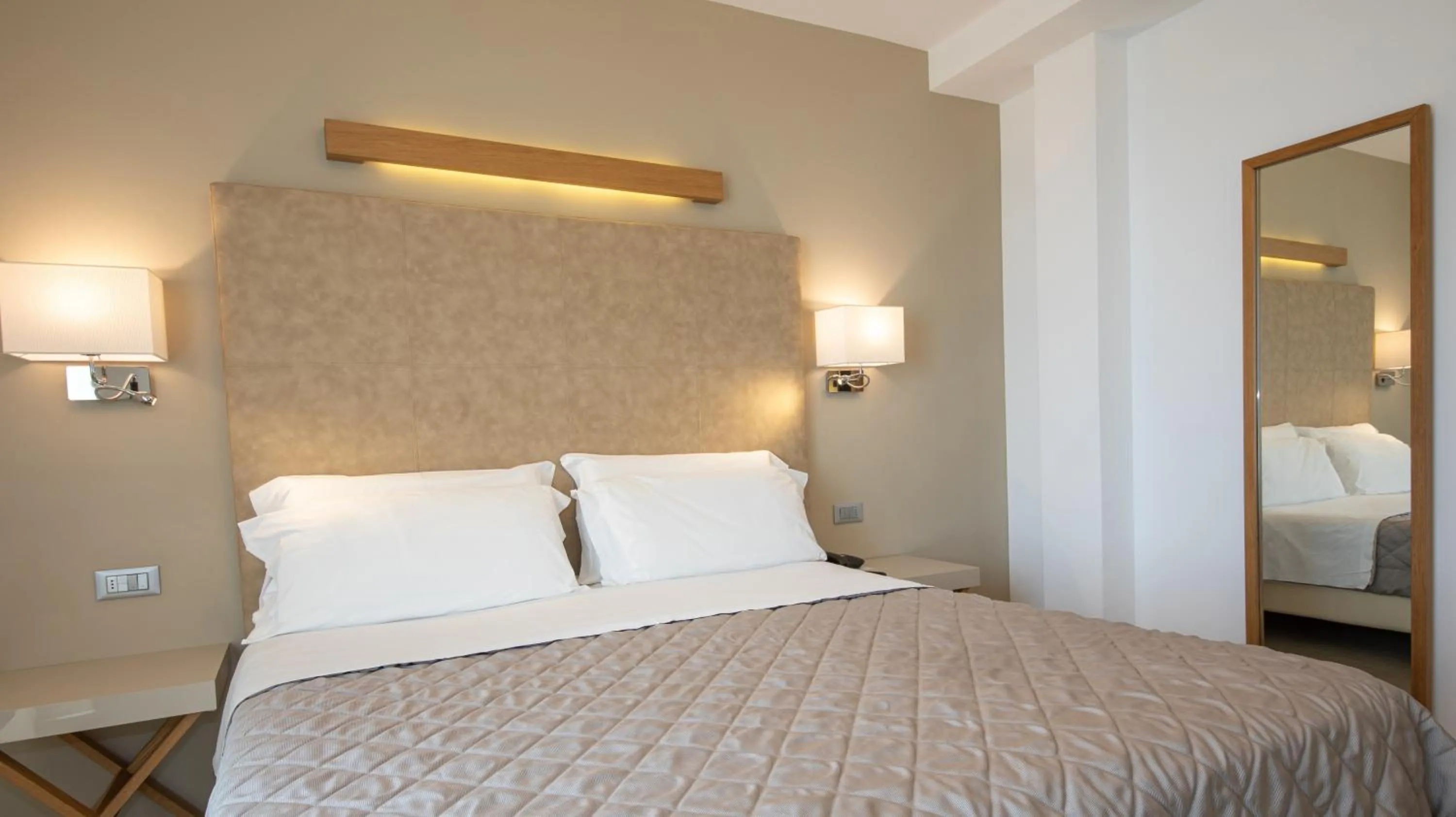 Bedroom, Bed in Hotel Le Soleil