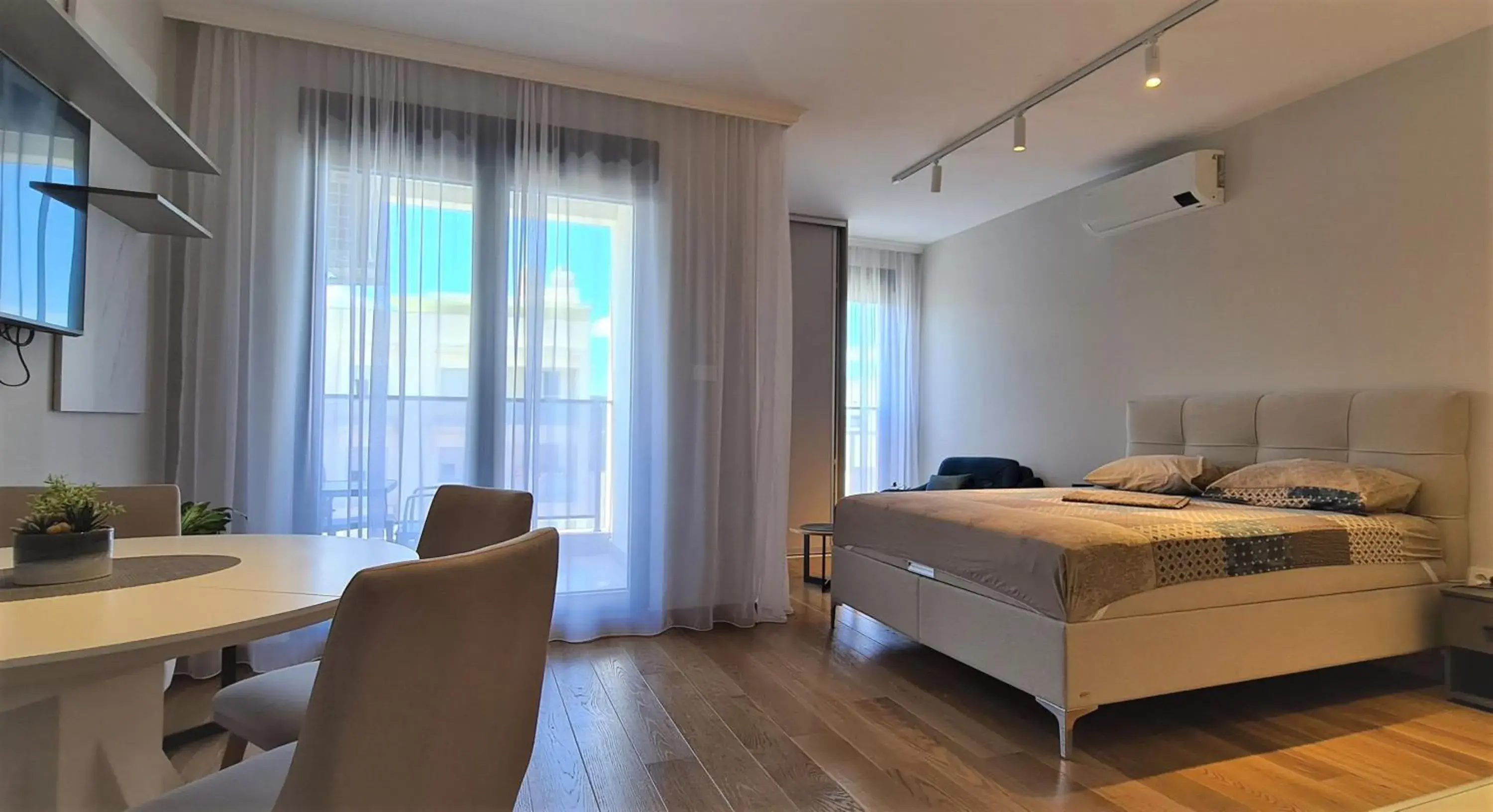 Deluxe King Studio in Green Apartments Podgorica With Garage Deluxe King Studio in Green Apartments Podgorica With Garage