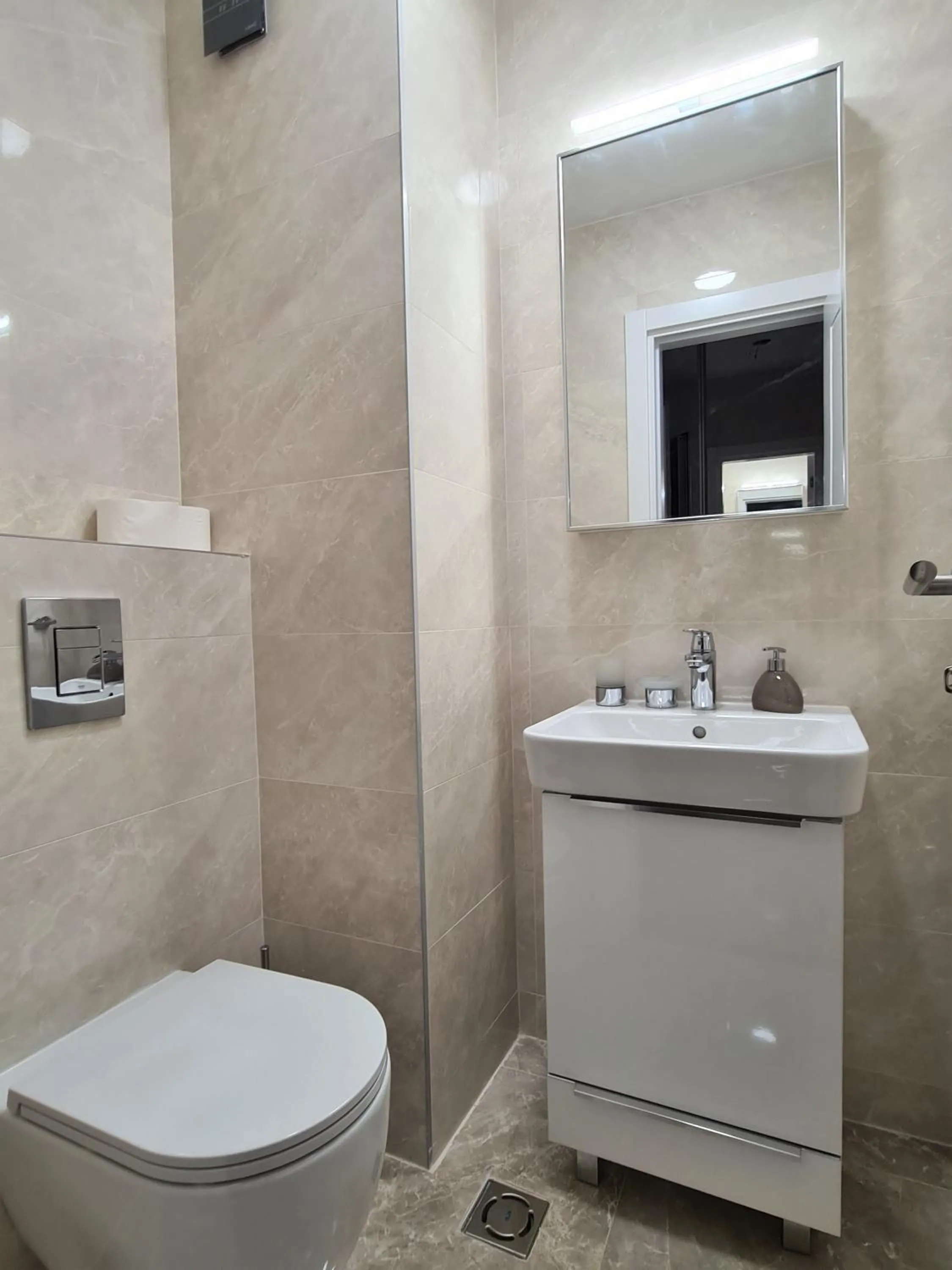 Toilet in Green Apartments Podgorica With Garage