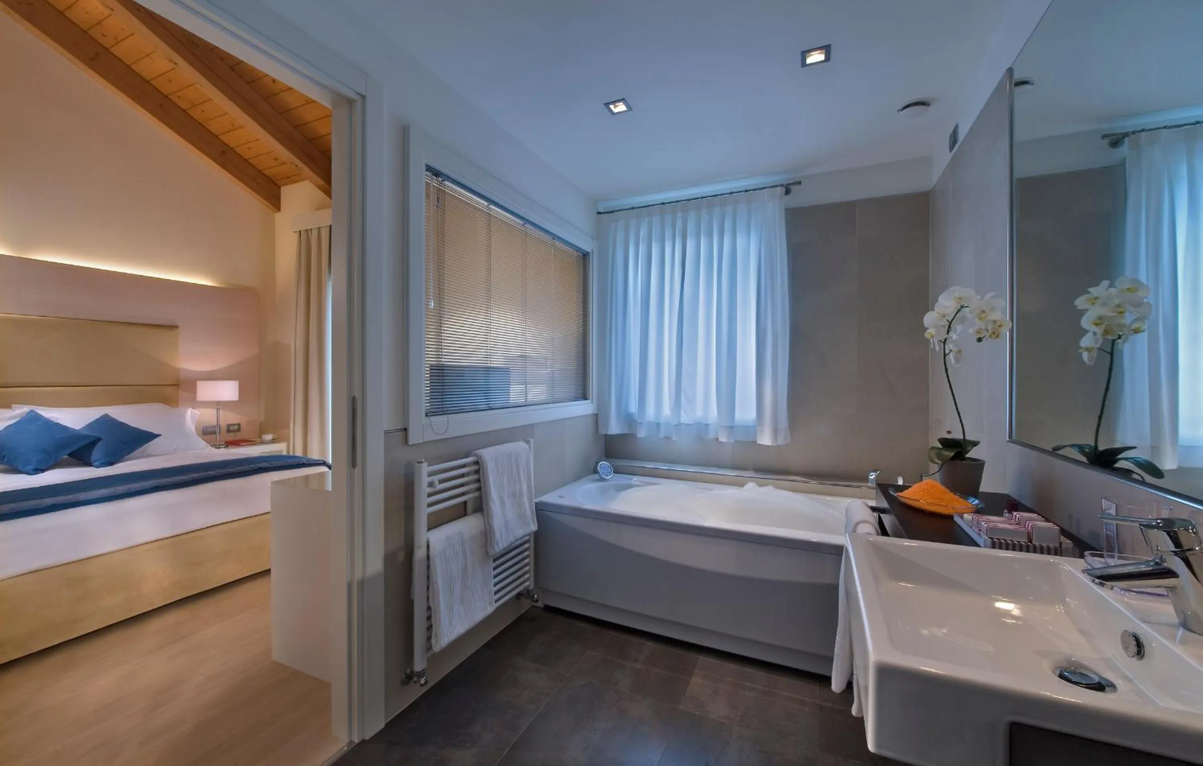 Bathroom, Bed in Annia Park Hotel Venice Airport