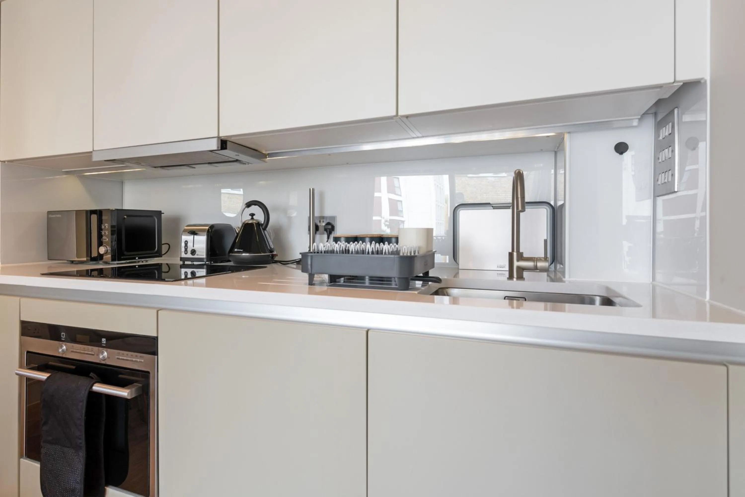 Kitchen or kitchenette in Stayo Apartments Southbank