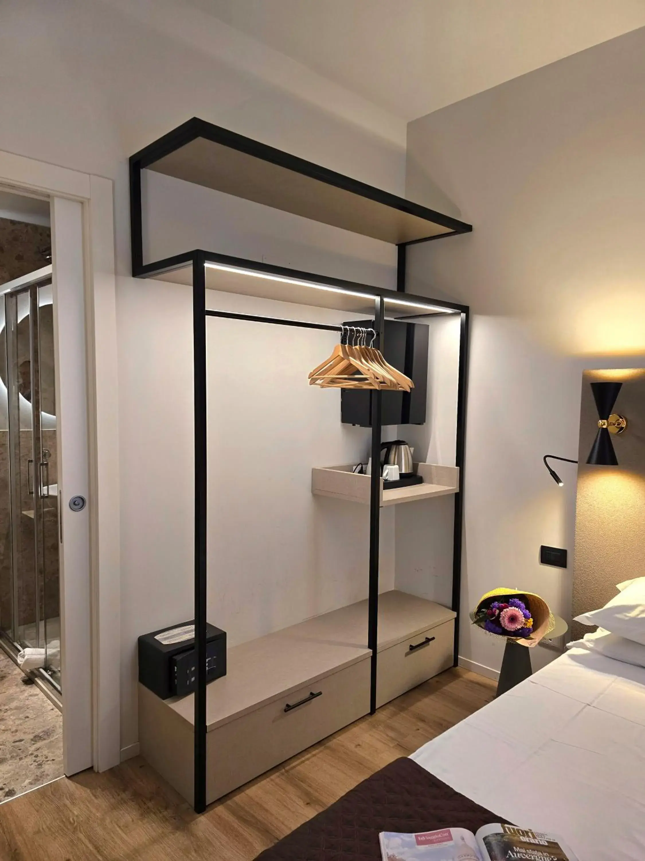 Coffee/tea facilities, Bed in Hotel Porta Pia Coffee/tea facilities, Bed in Hotel Porta Pia