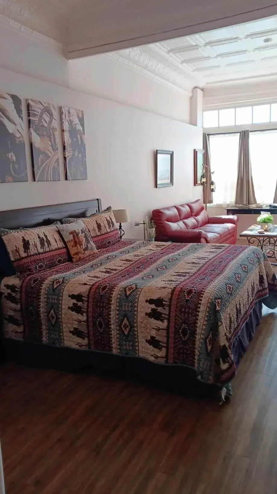 Deluxe King Suite in Katie's Cozy Suites Deluxe King Suite in Katie's Cozy Suites