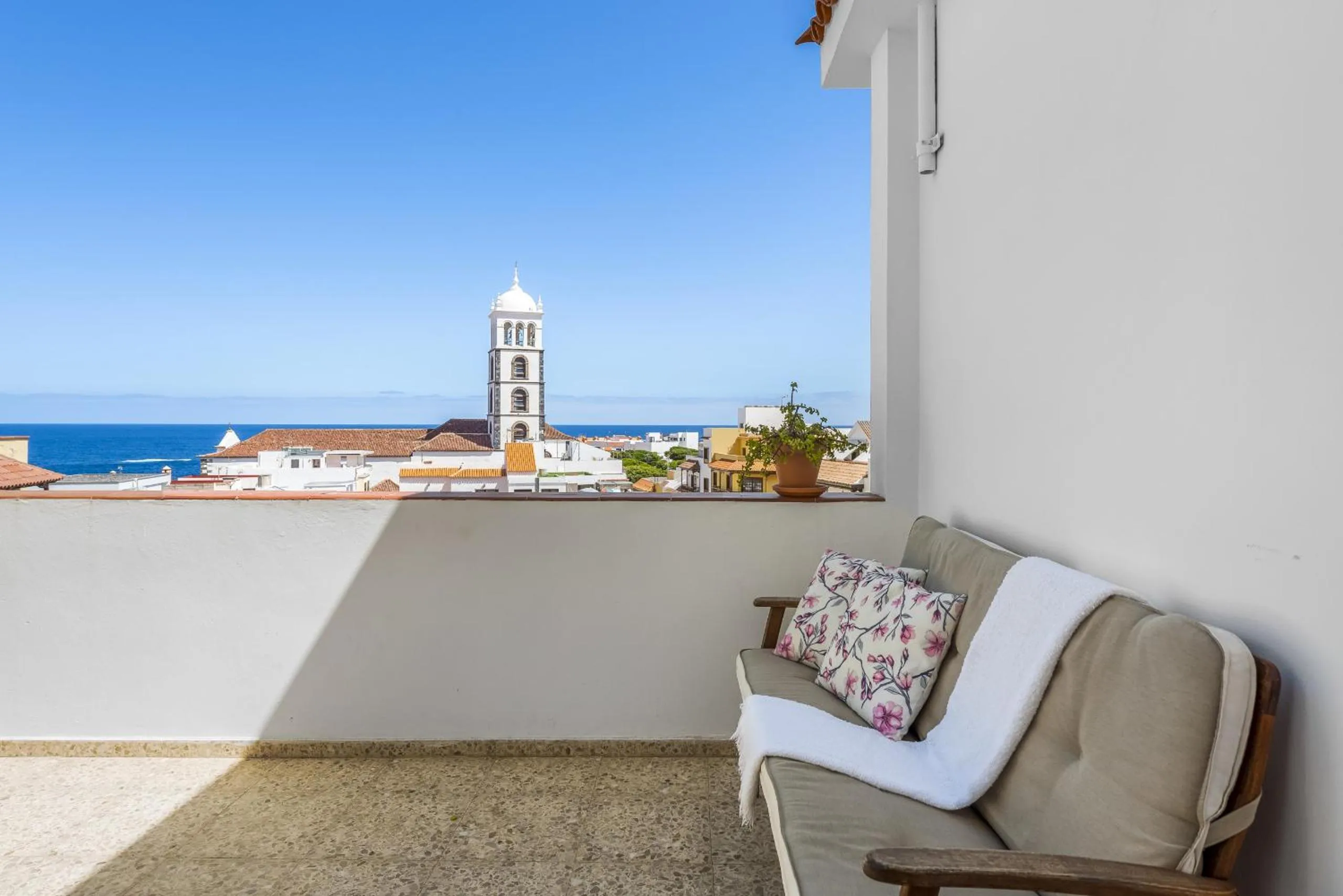 Central Penthouse, close to the Natural pools with Big terrace, ocean & city view