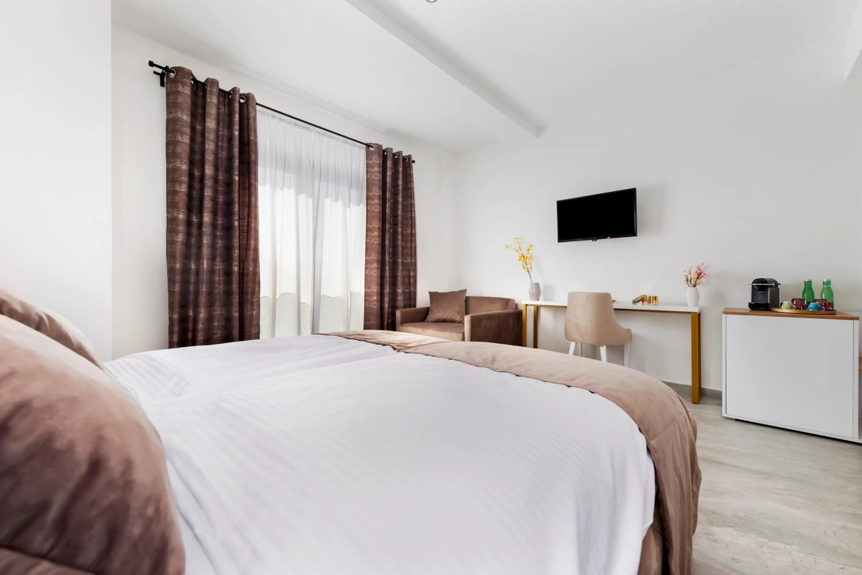 Communal lounge/ TV room, Bed in Boutique Residence Arion