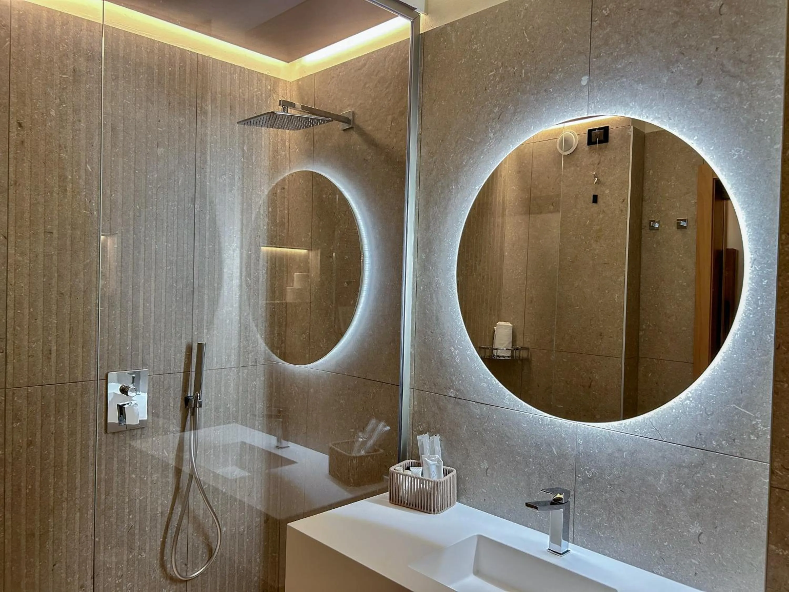 Shower in Alevic Hotel Sirmione