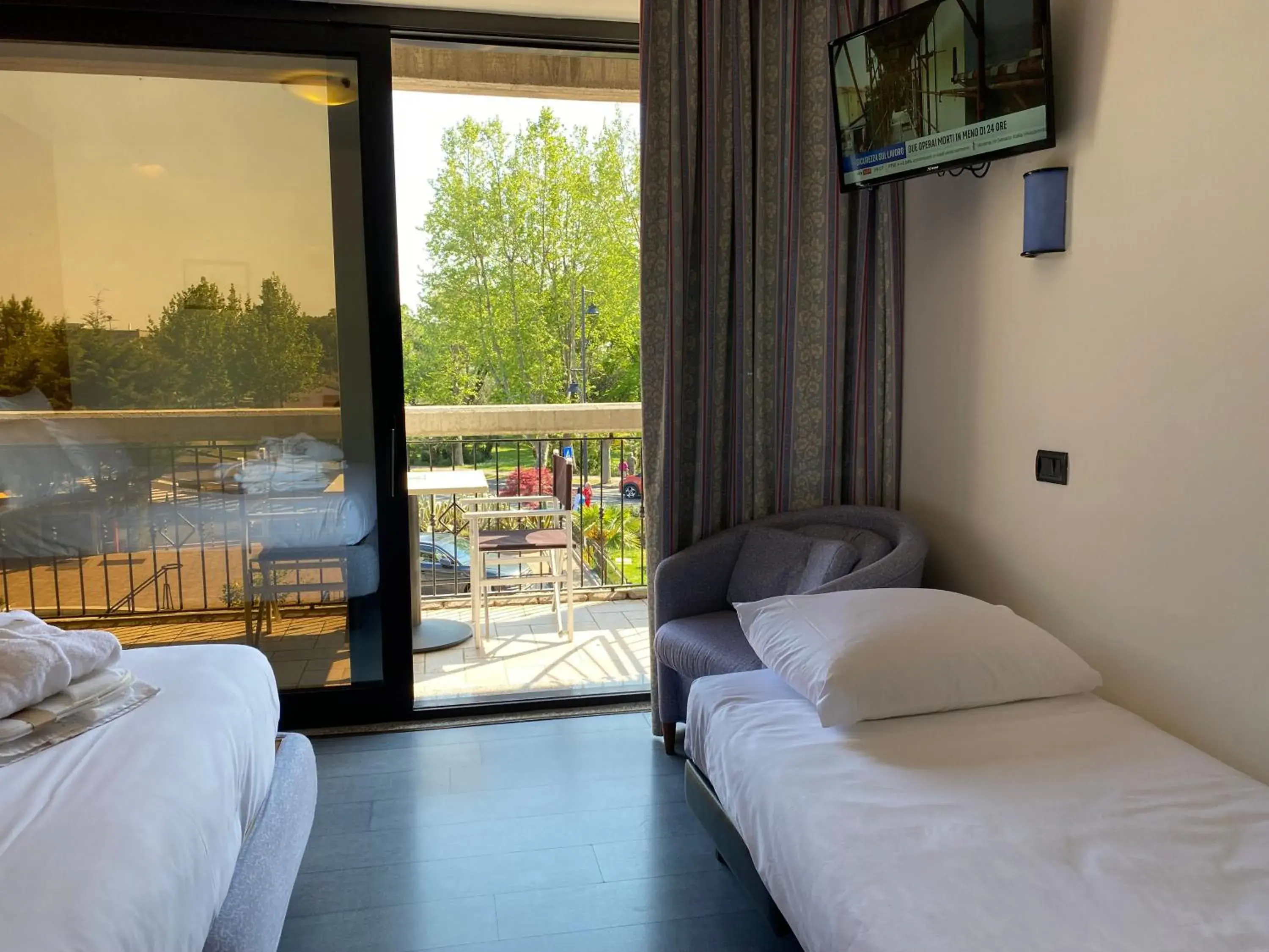 Deluxe Triple Room with Balcony in Alevic Hotel Sirmione Deluxe Triple Room with Balcony in Alevic Hotel Sirmione
