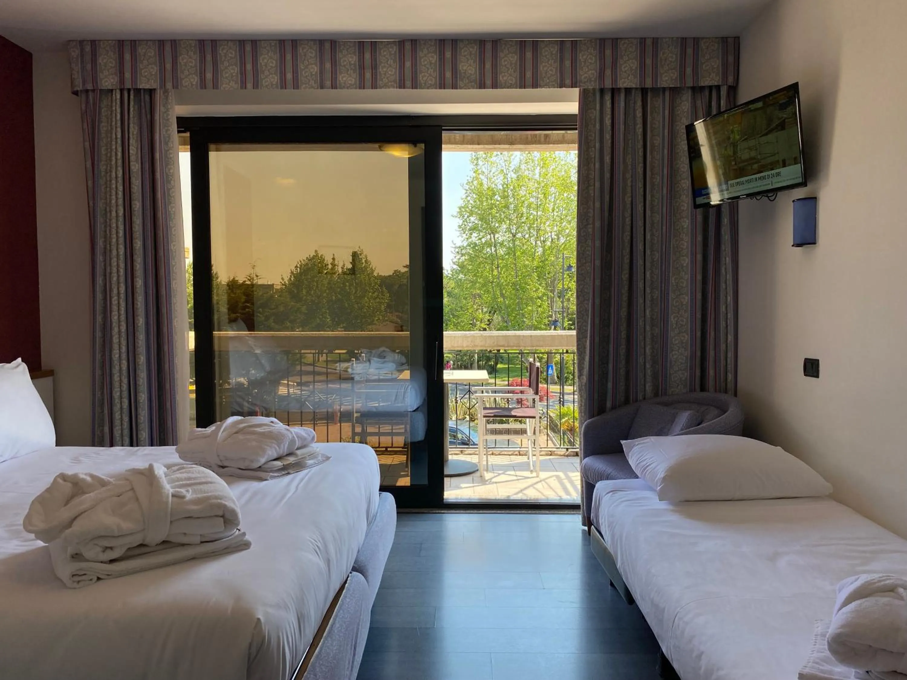 Comfort Triple Room with Balcony in Alevic Hotel Sirmione