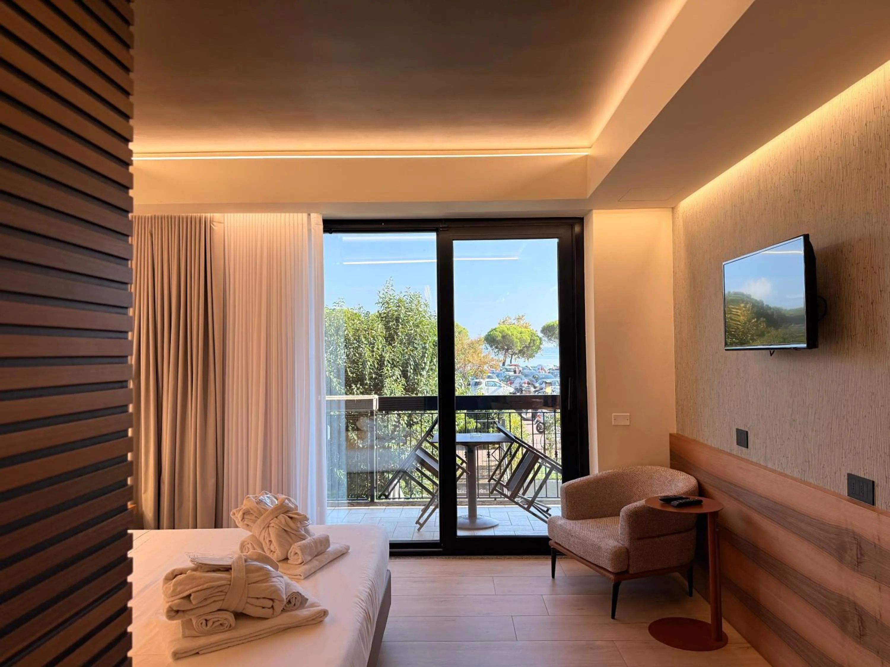 Communal lounge/ TV room, Bed in Alevic Hotel Sirmione