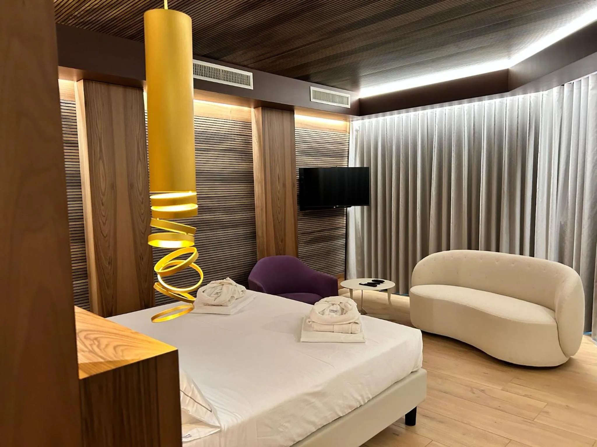 Communal lounge/ TV room, Bed in Alevic Hotel Sirmione