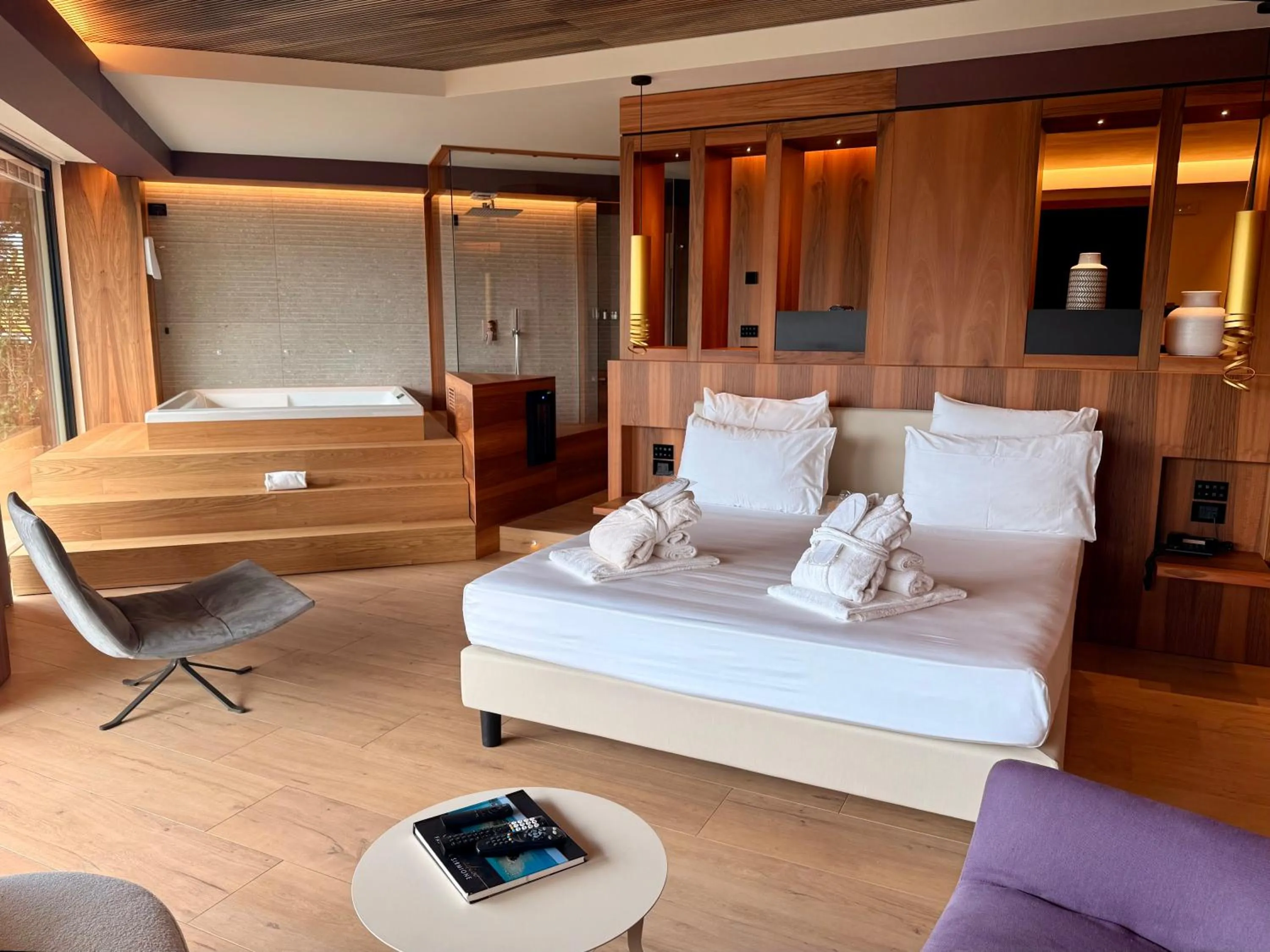 Junior Suite with Jacuzzi and Lake View in Alevic Hotel Sirmione