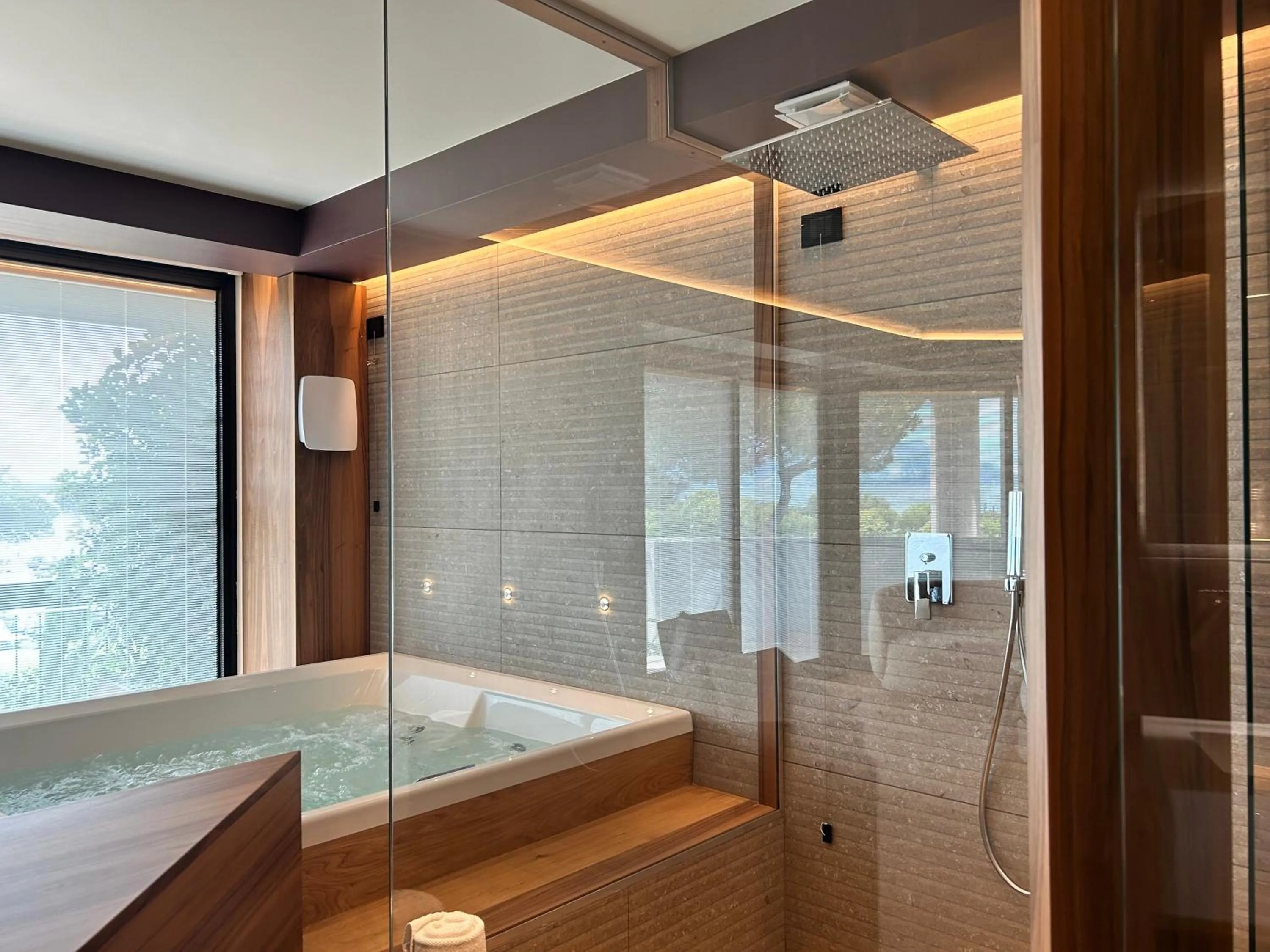 Hot Tub in Alevic Hotel Sirmione