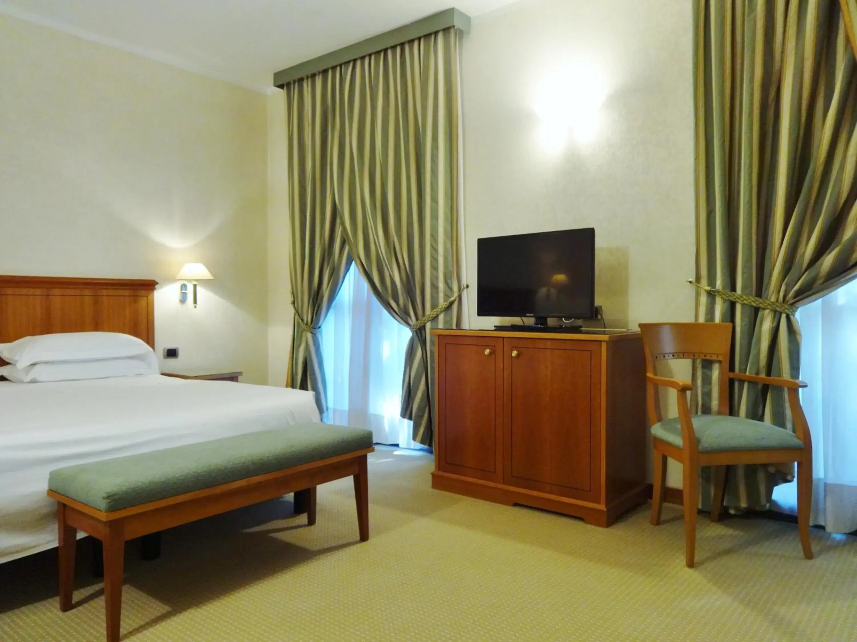 Double Room in Hotel Excelsior Magenta Double Room in Hotel Excelsior Magenta