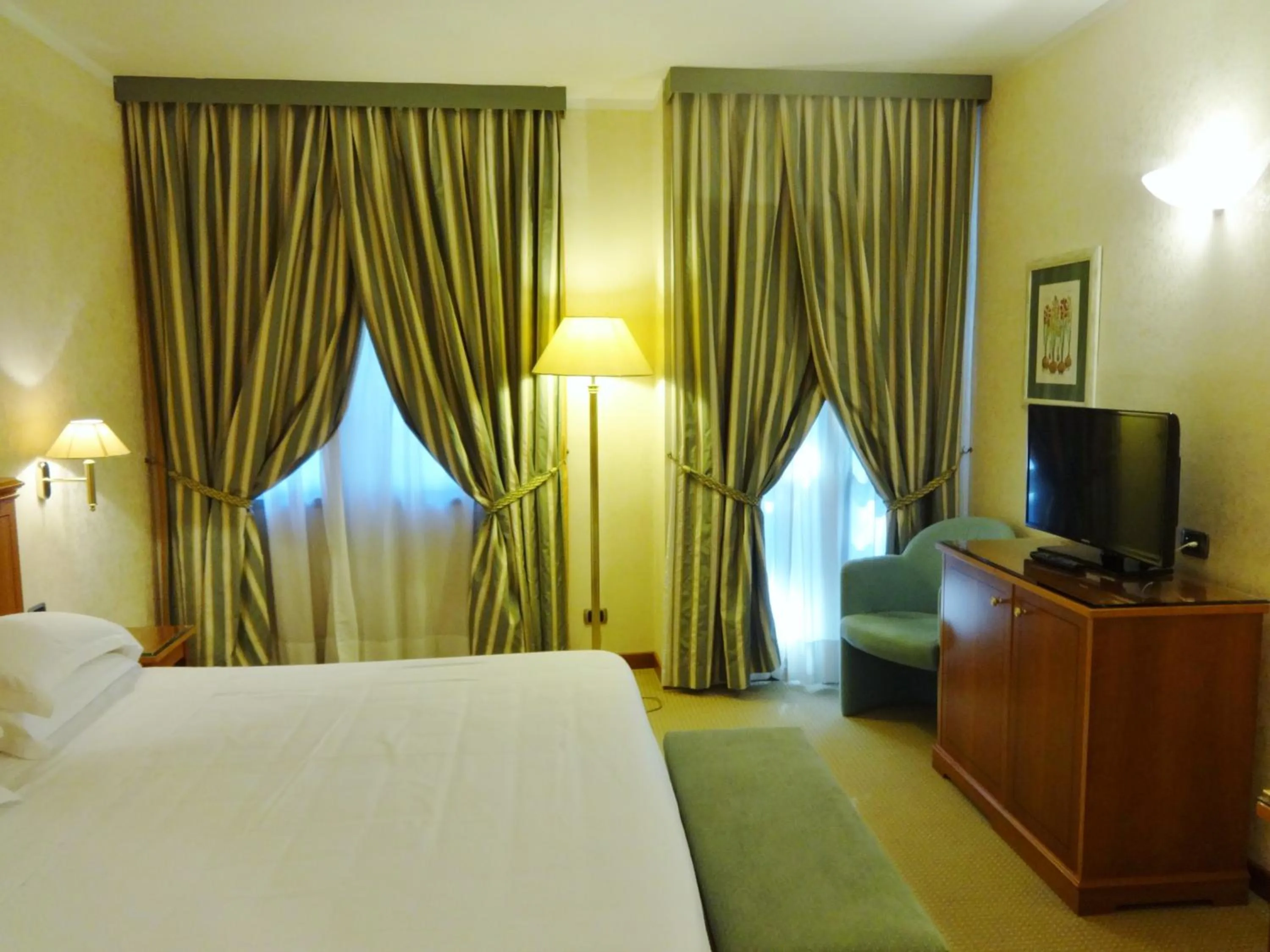 Bed in Hotel Excelsior Magenta