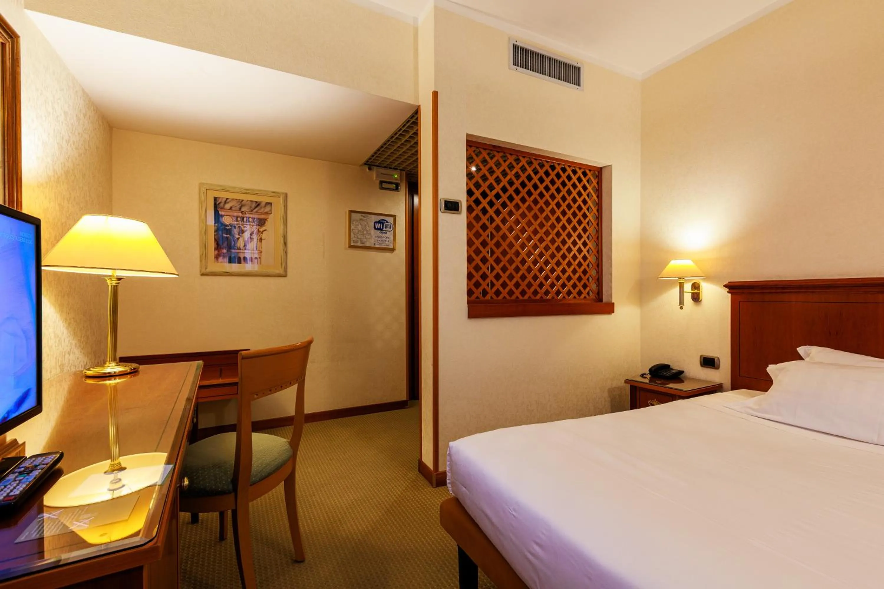 Bed in Hotel Excelsior Magenta