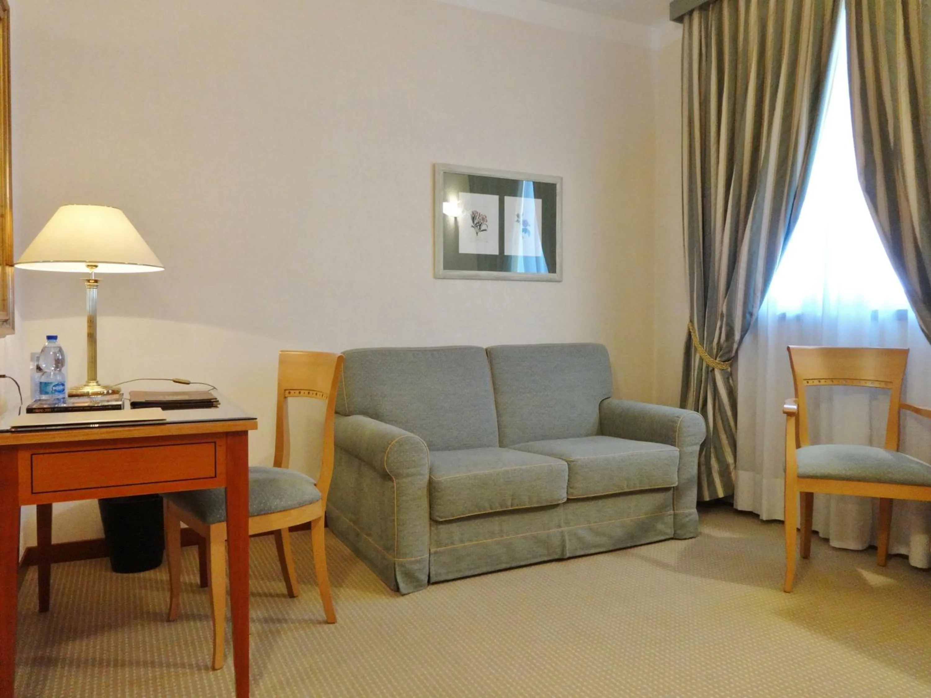 Seating area in Hotel Excelsior Magenta