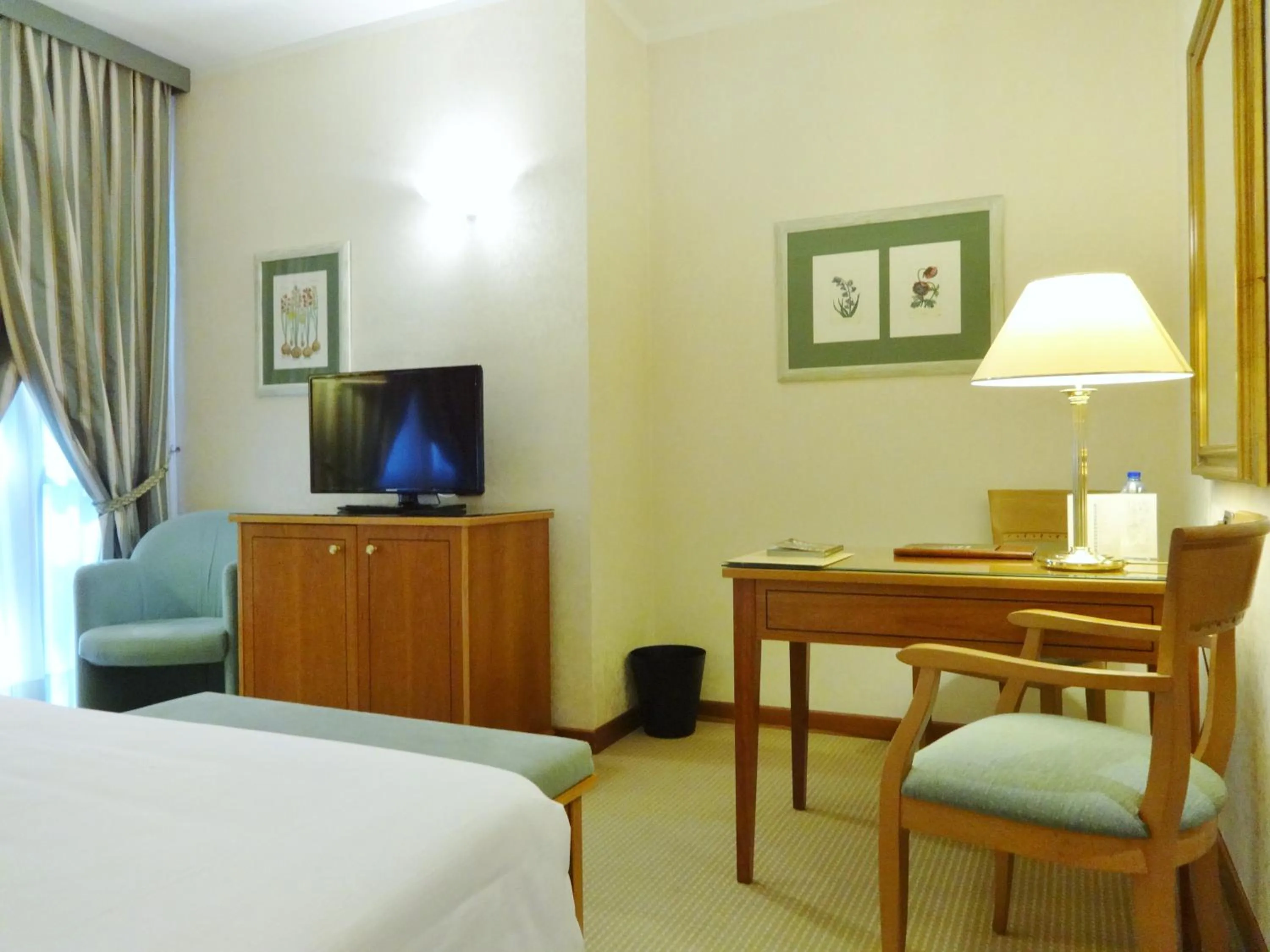 Photo of the whole room, Bed in Hotel Excelsior Magenta