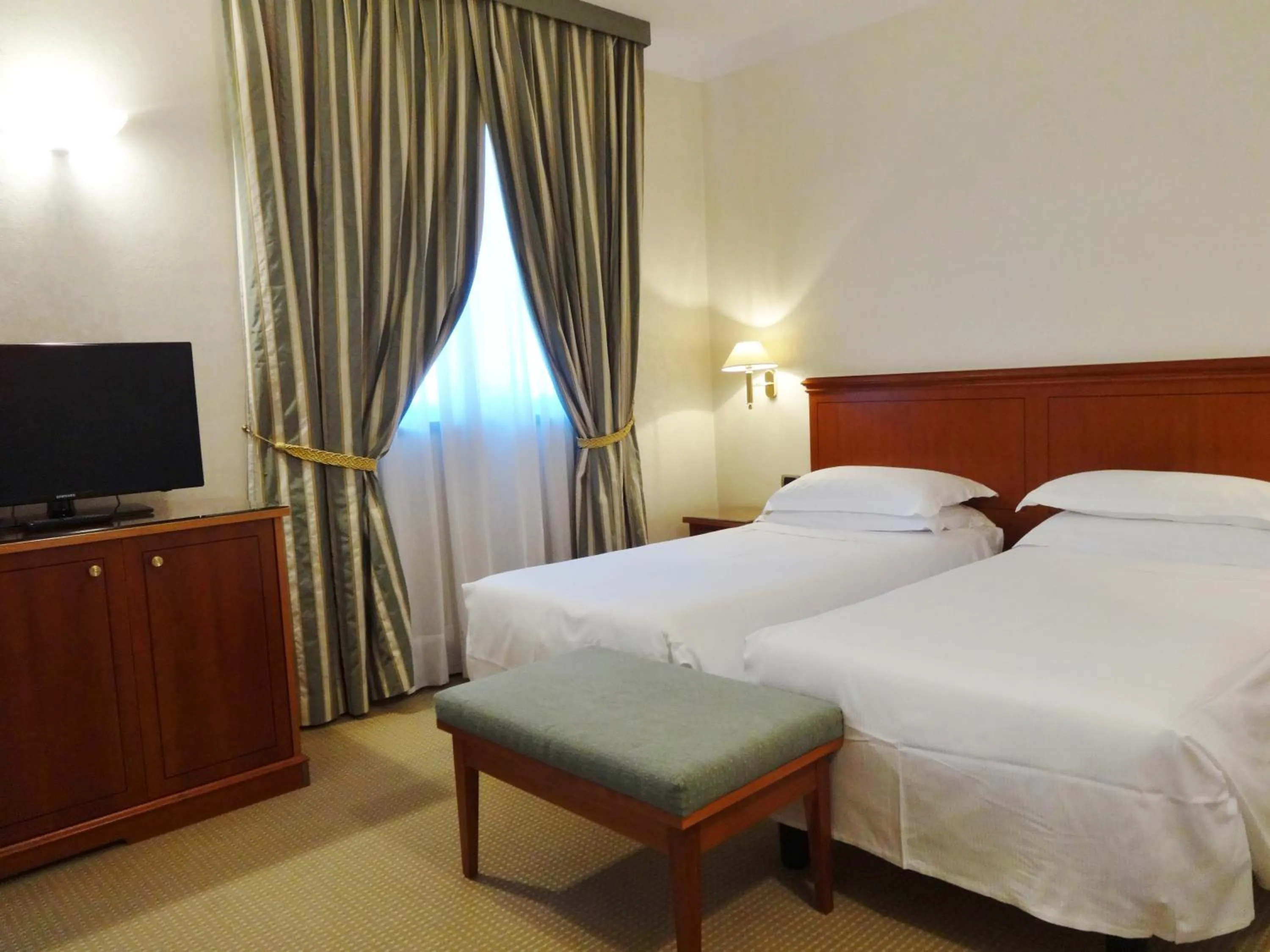 Bed in Hotel Excelsior Magenta